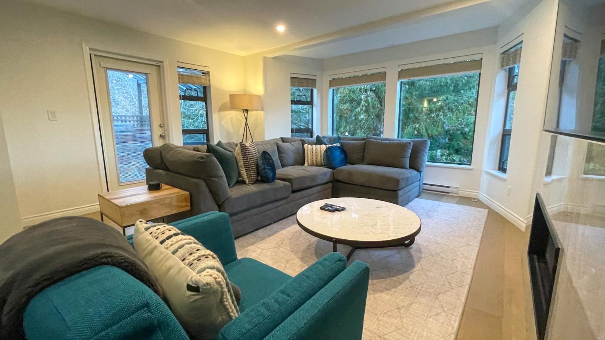2BR plus Loft, Modern and Spacious, Hot Tub and Sauna, Private Balcony, Fireplace