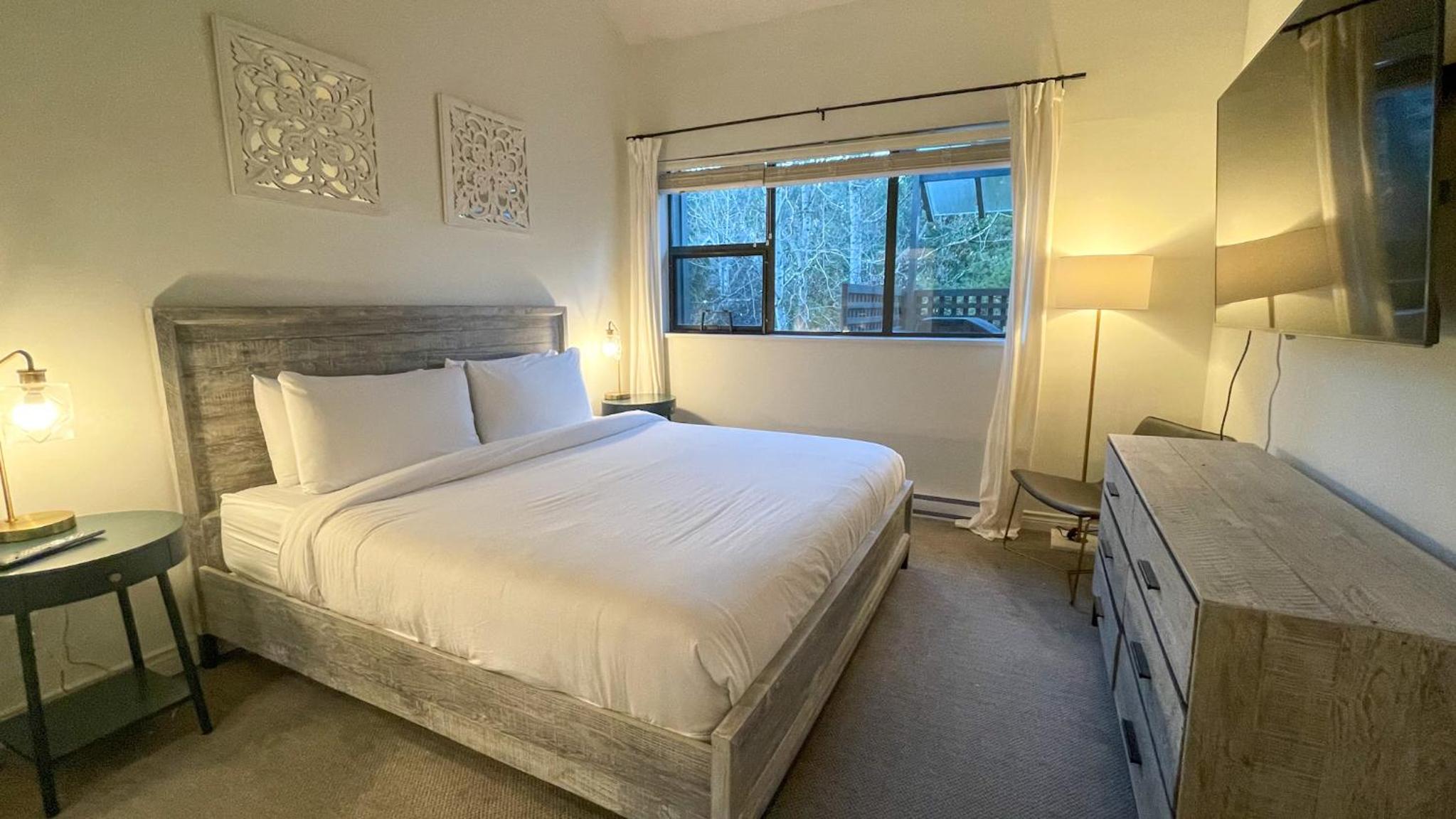 2BR plus Loft, Modern and Spacious, Hot Tub and Sauna, Private Balcony, Fireplace
