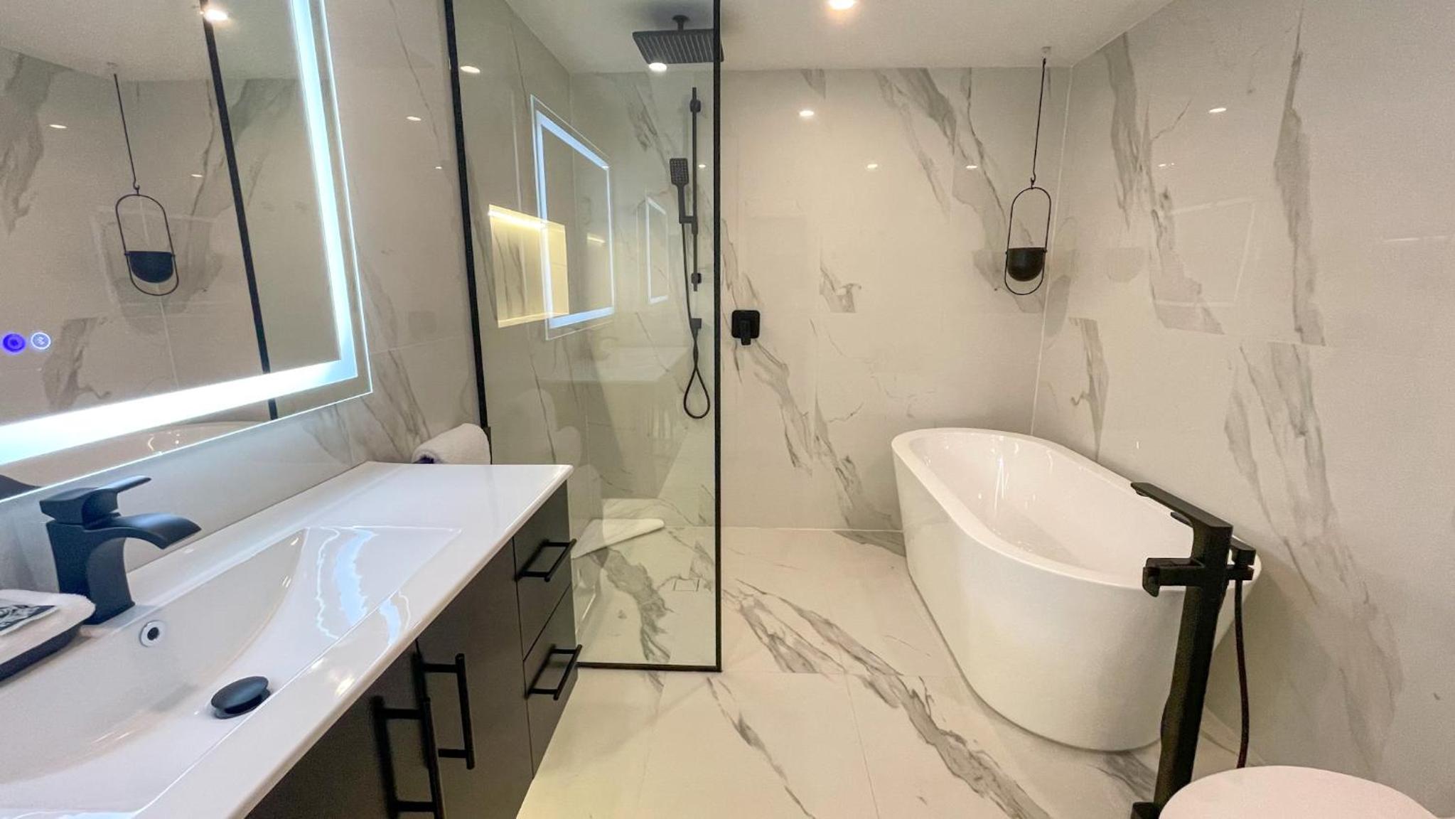 2BR plus Loft, Modern and Spacious, Hot Tub and Sauna, Private Balcony, Fireplace