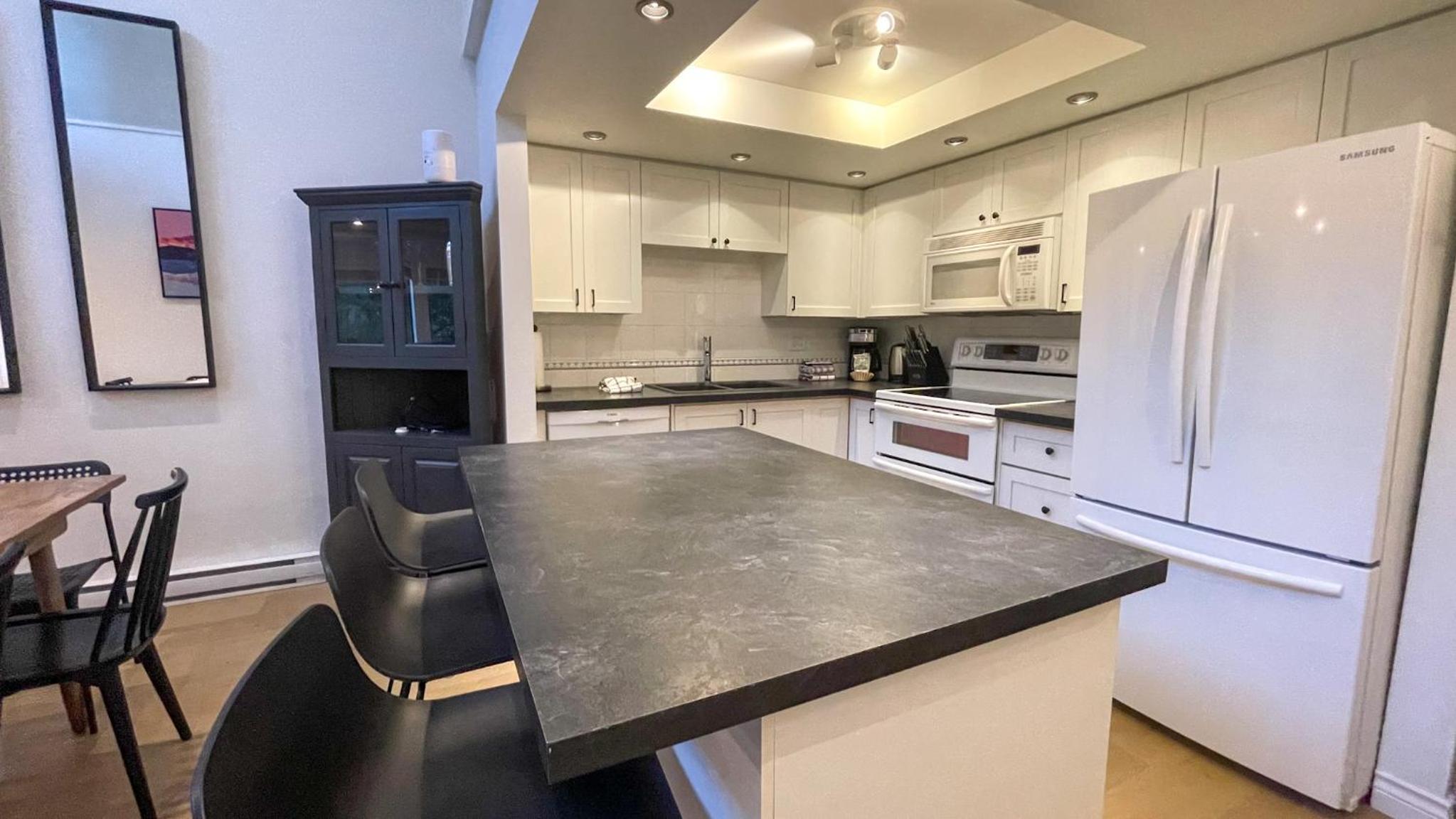 2BR plus Loft, Modern and Spacious, Hot Tub and Sauna, Private Balcony, Fireplace