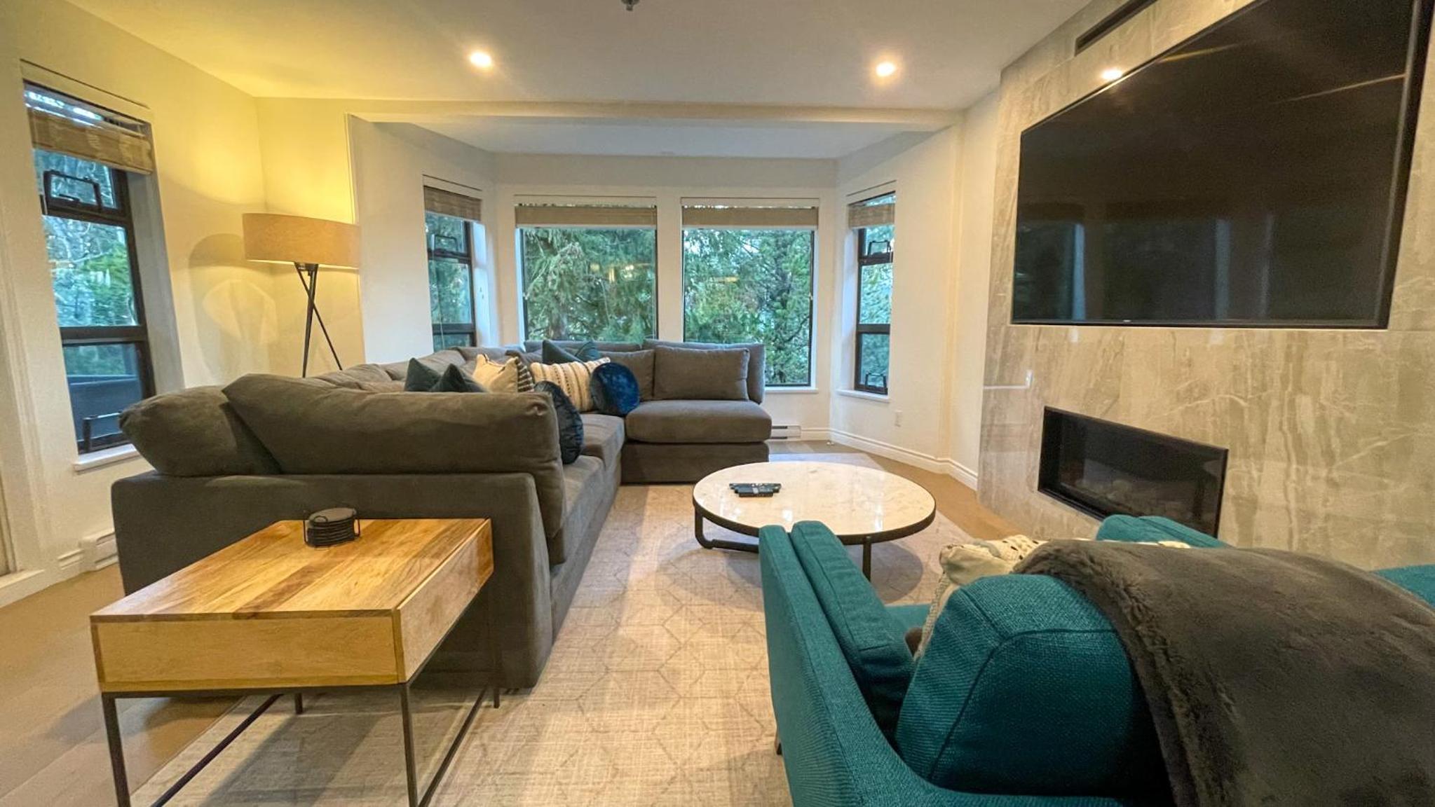 2BR plus Loft, Modern and Spacious, Hot Tub and Sauna, Private Balcony, Fireplace