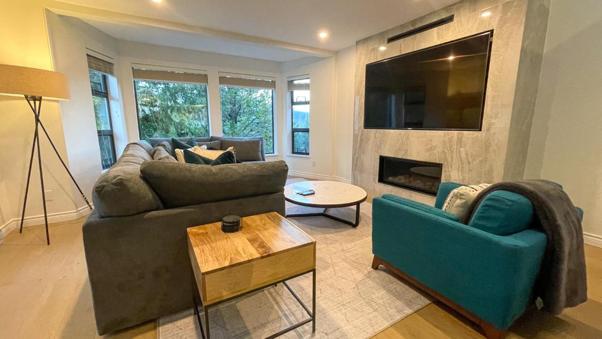2BR plus Loft, Modern and Spacious, Hot Tub and Sauna, Private Balcony, Fireplace