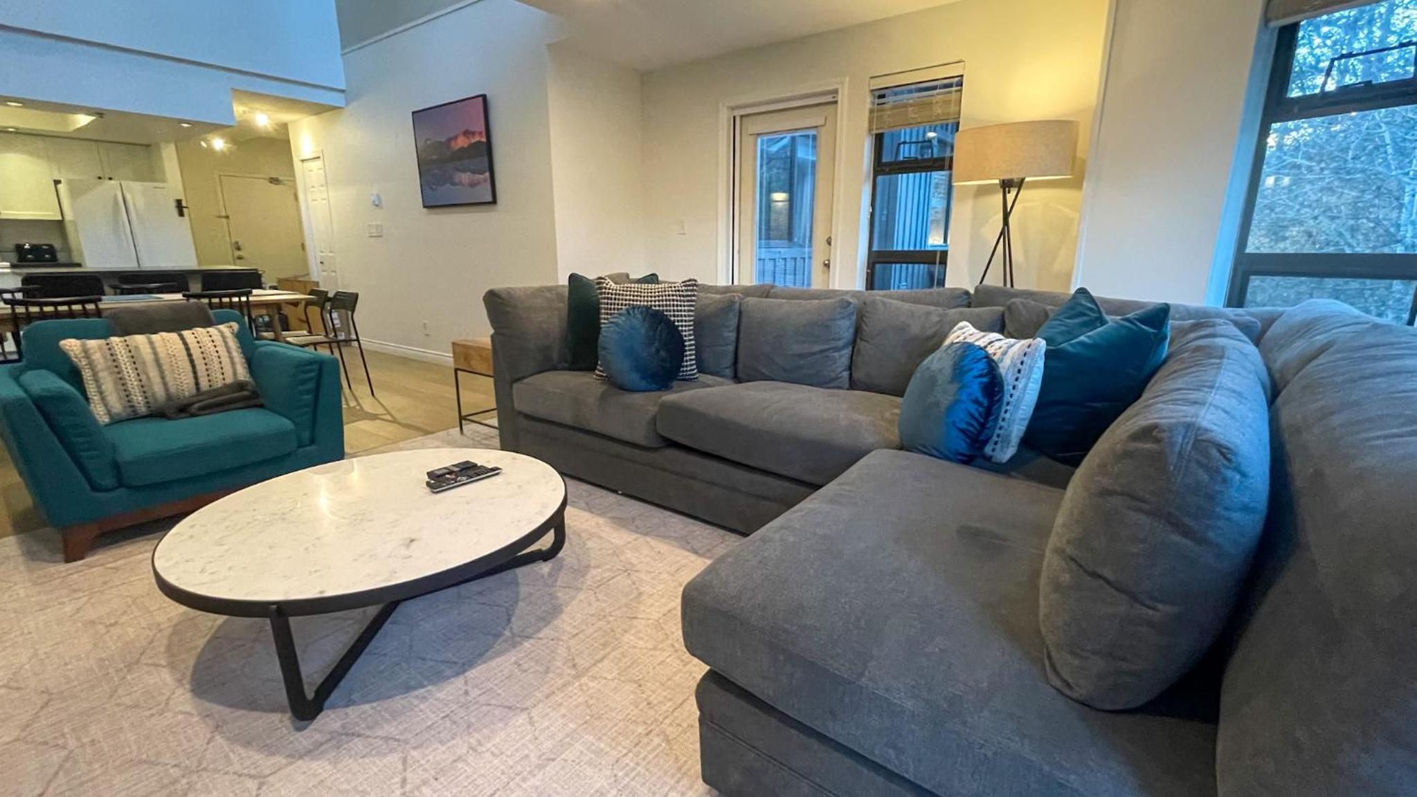2BR plus Loft, Modern and Spacious, Hot Tub and Sauna, Private Balcony, Fireplace