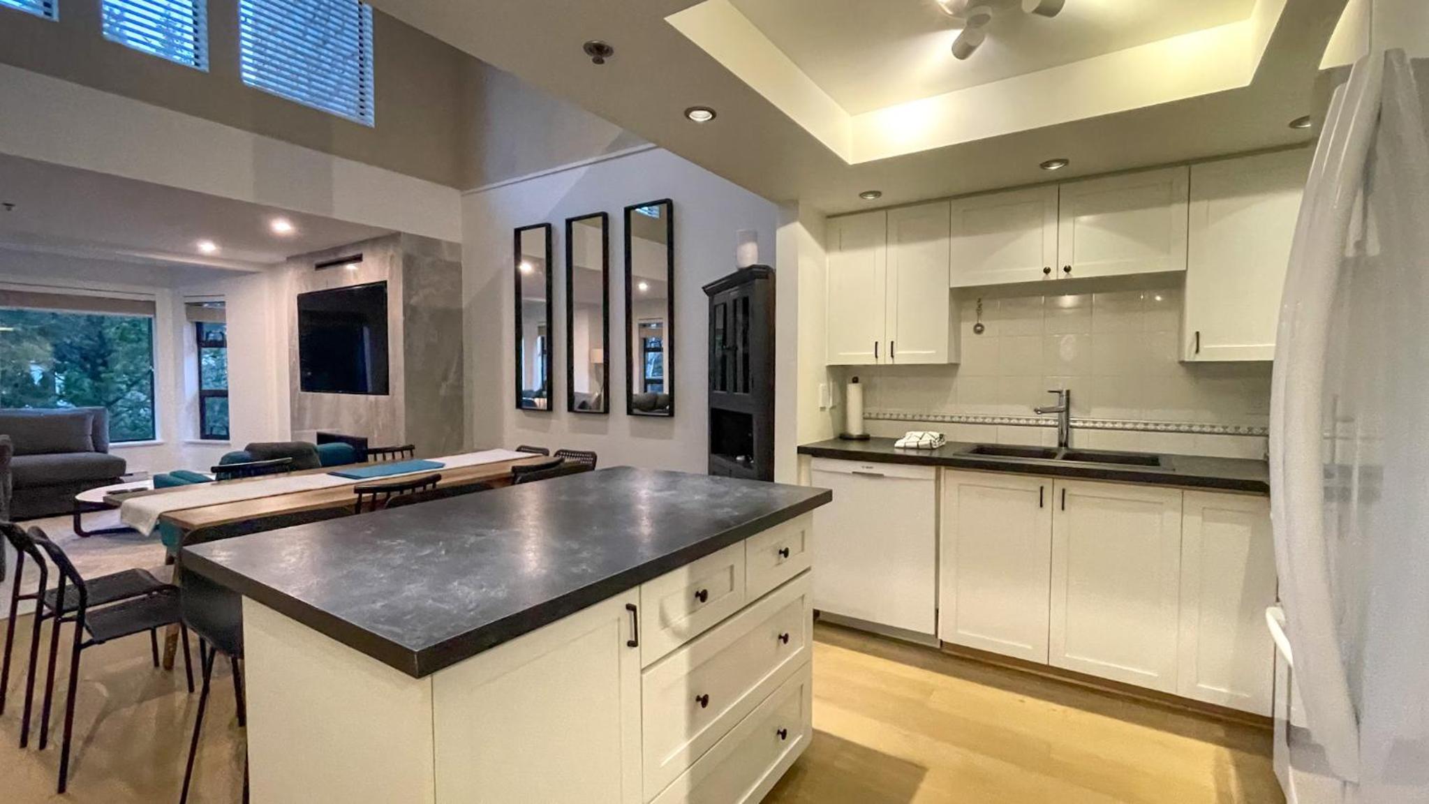 2BR plus Loft, Modern and Spacious, Hot Tub and Sauna, Private Balcony, Fireplace