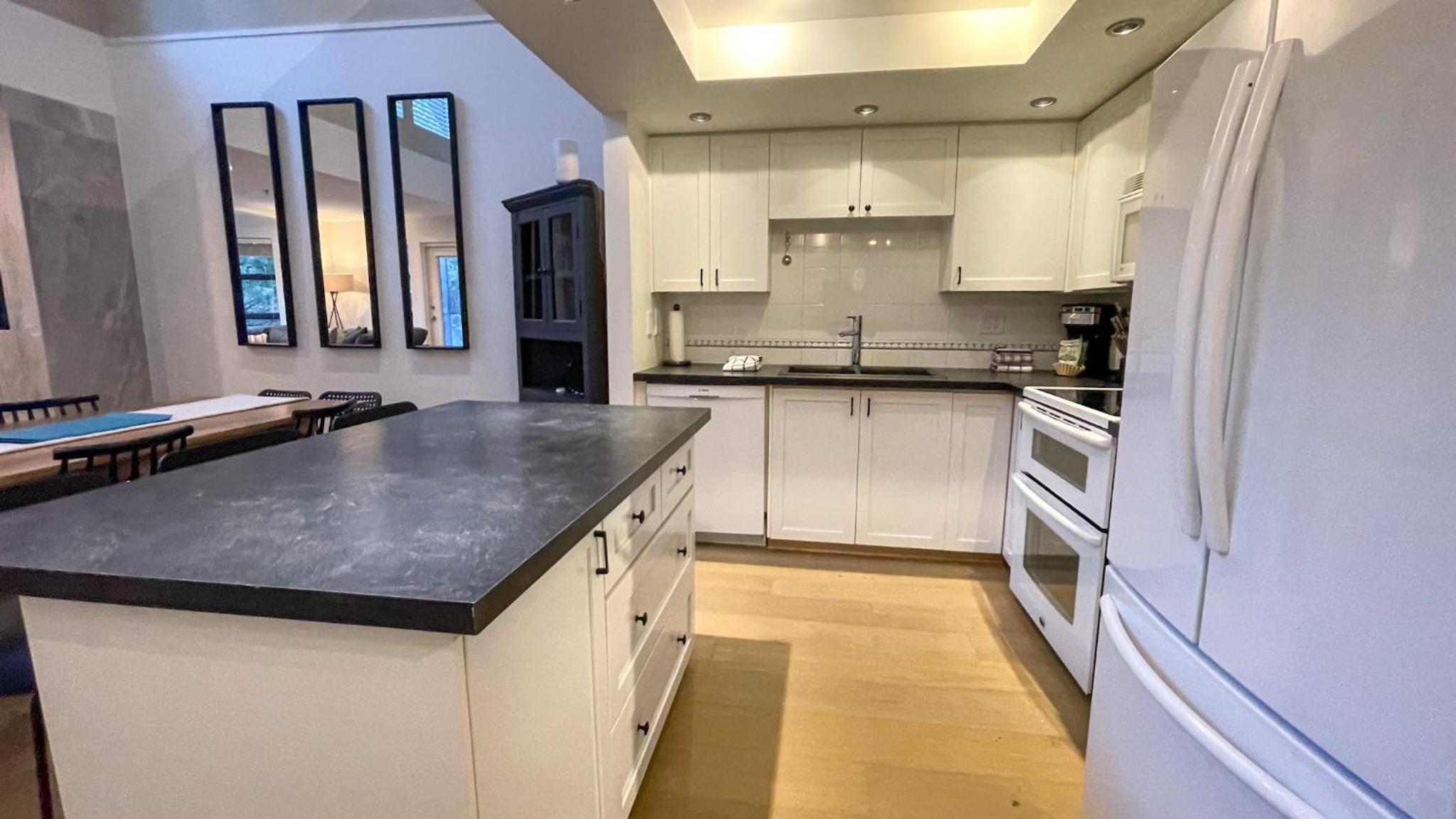 2BR plus Loft, Modern and Spacious, Hot Tub and Sauna, Private Balcony, Fireplace