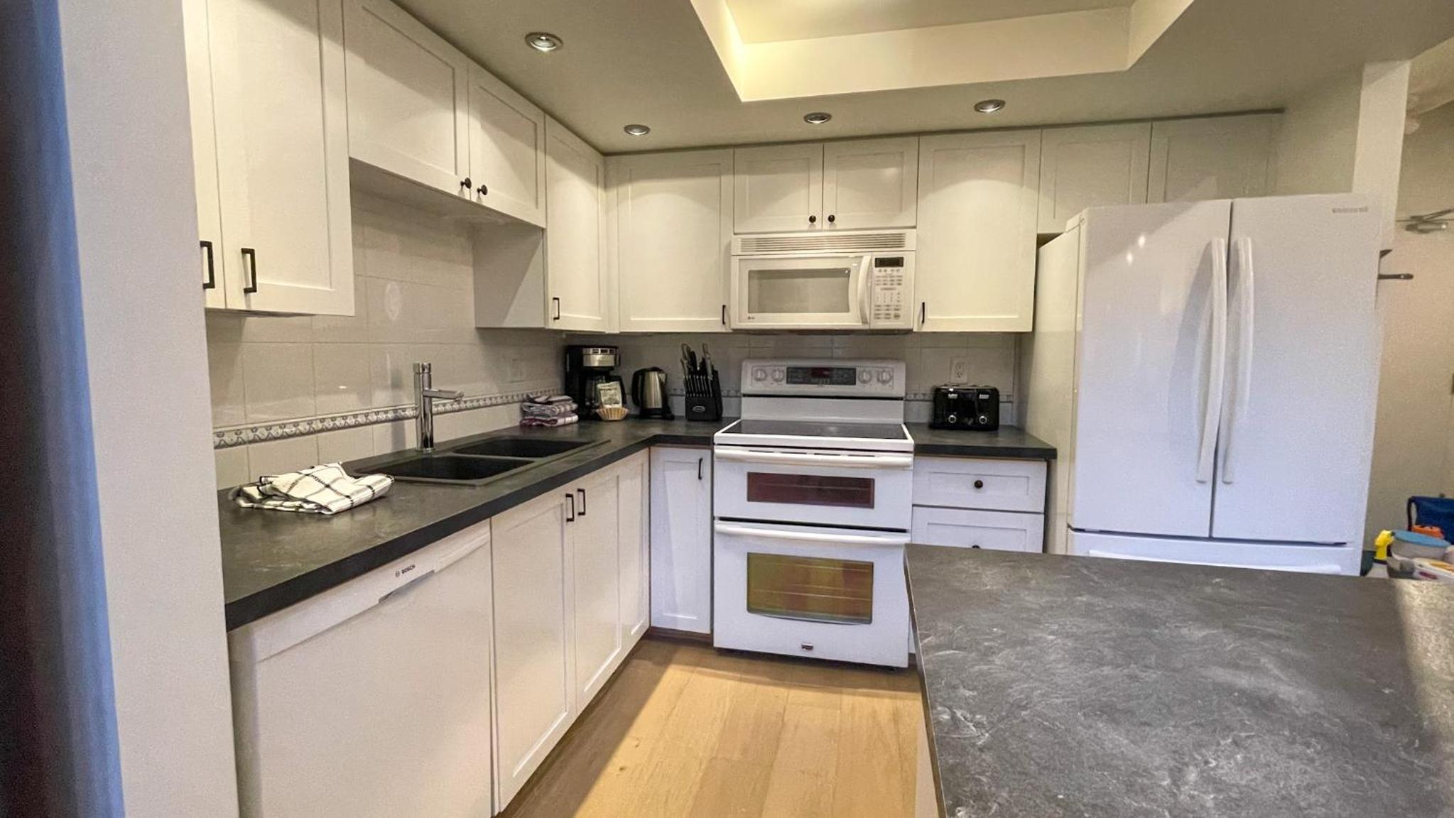 2BR plus Loft, Modern and Spacious, Hot Tub and Sauna, Private Balcony, Fireplace
