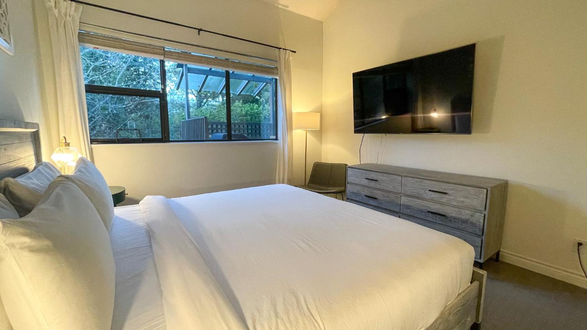 2BR plus Loft, Modern and Spacious, Hot Tub and Sauna, Private Balcony, Fireplace