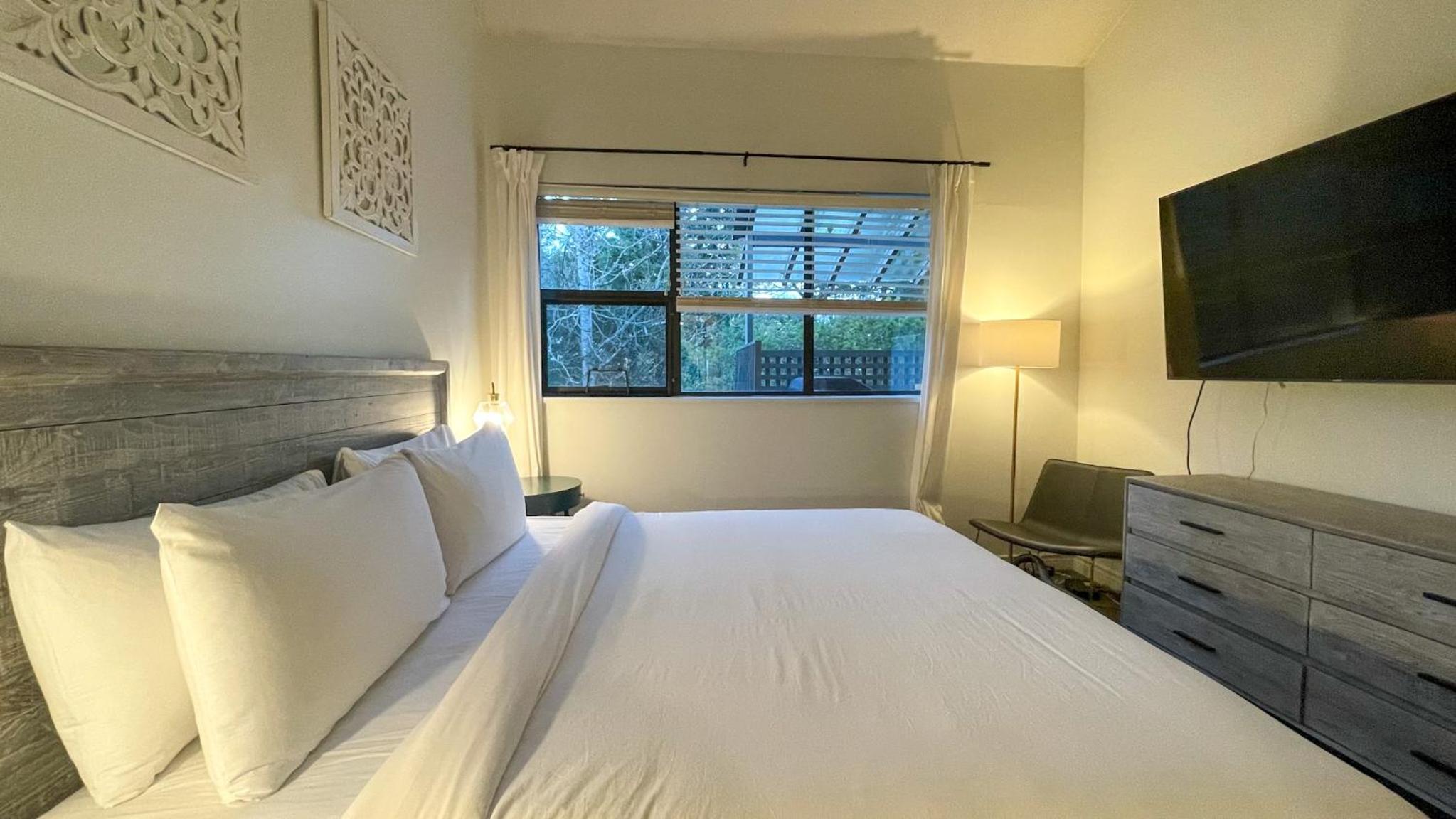 2BR plus Loft, Modern and Spacious, Hot Tub and Sauna, Private Balcony, Fireplace