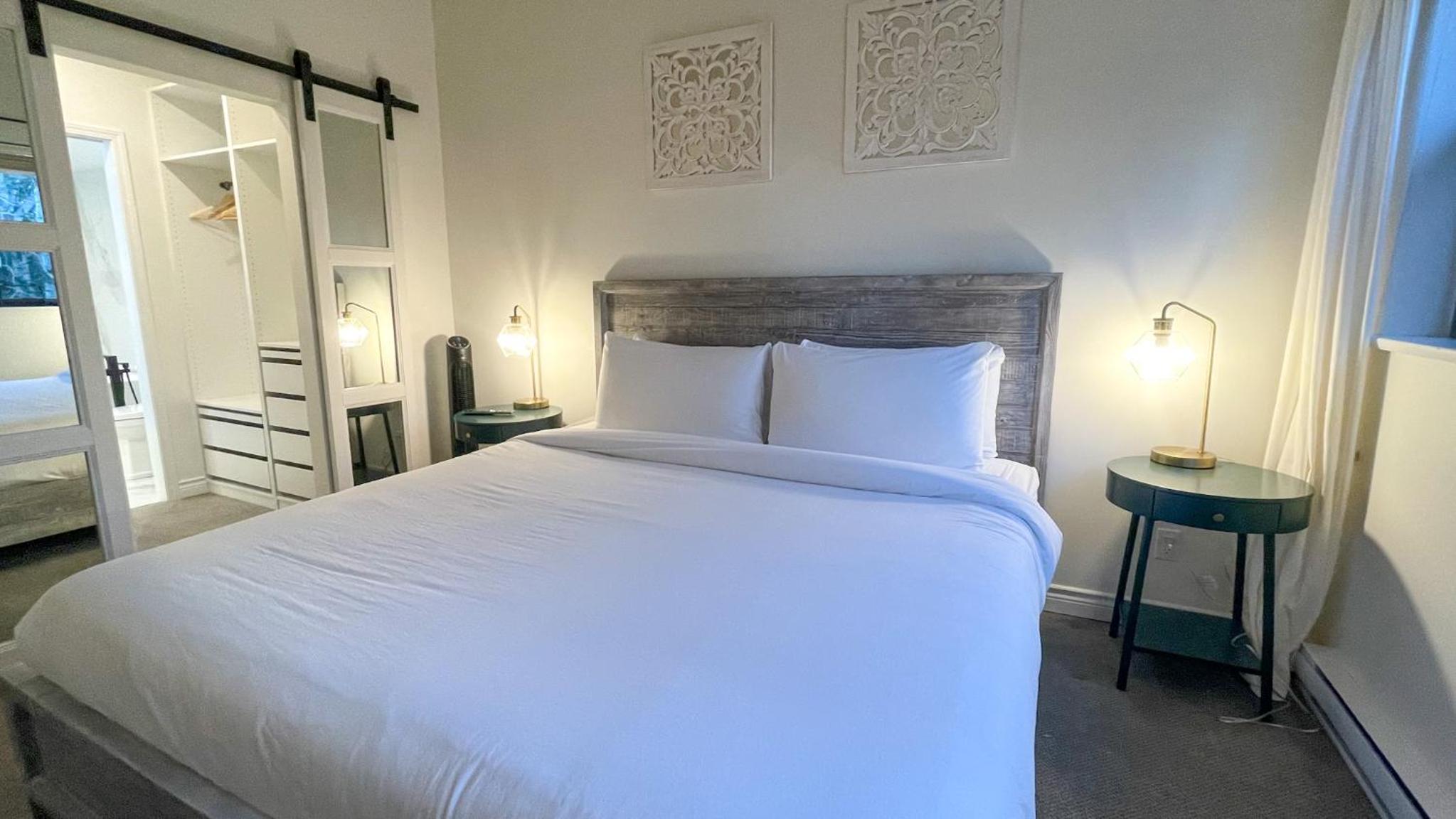 2BR plus Loft, Modern and Spacious, Hot Tub and Sauna, Private Balcony, Fireplace