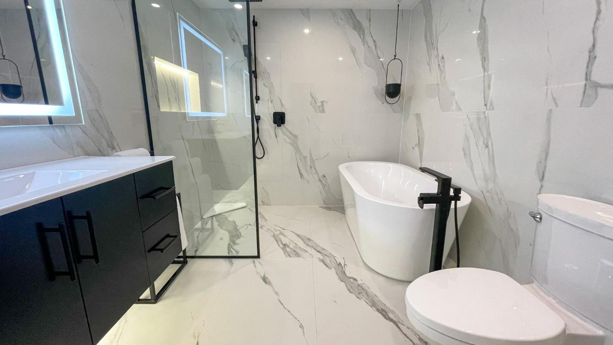 2BR plus Loft, Modern and Spacious, Hot Tub and Sauna, Private Balcony, Fireplace