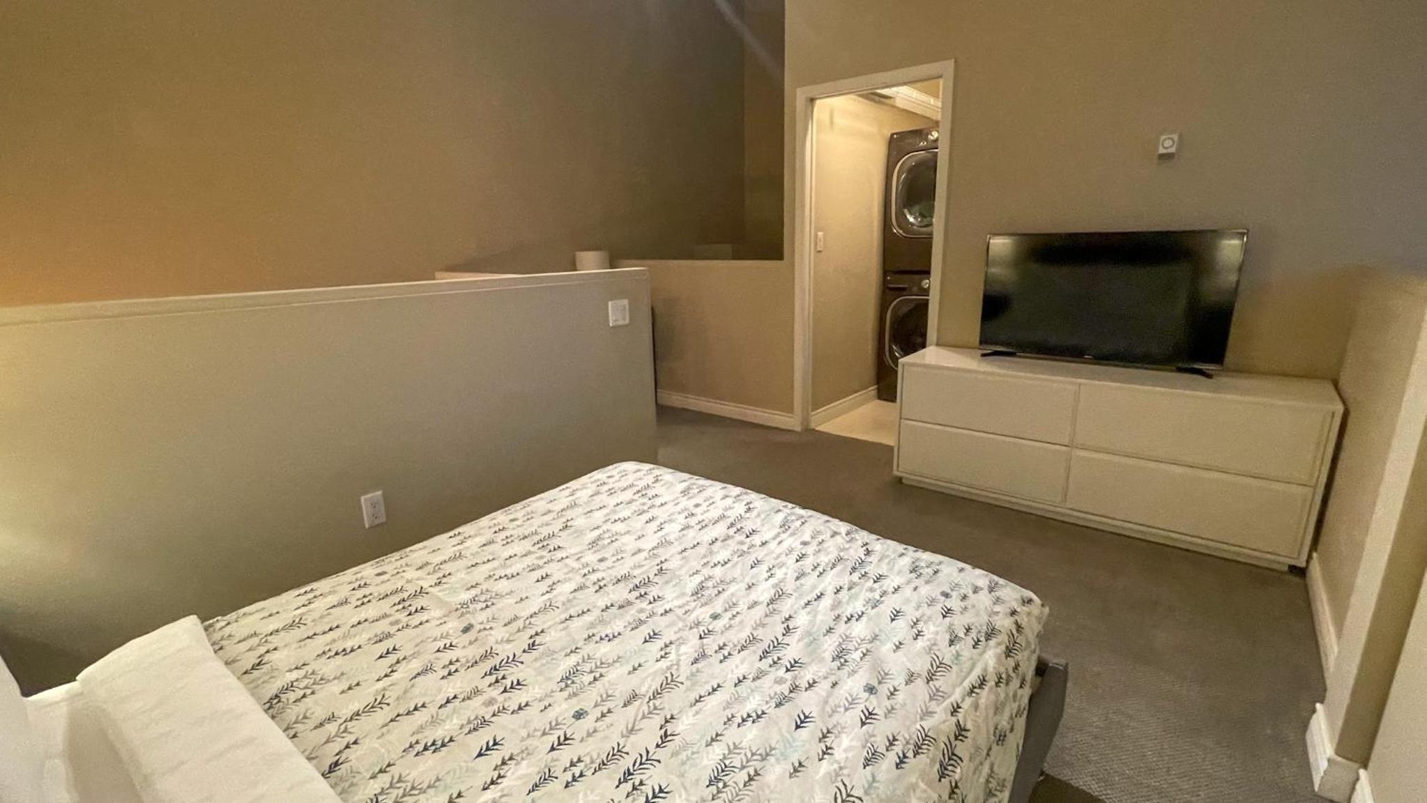 2BR plus Loft, Modern and Spacious, Hot Tub and Sauna, Private Balcony, Fireplace