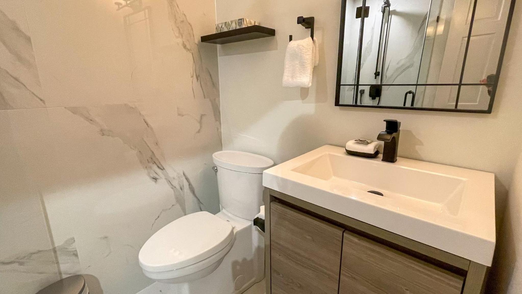 2BR plus Loft, Modern and Spacious, Hot Tub and Sauna, Private Balcony, Fireplace