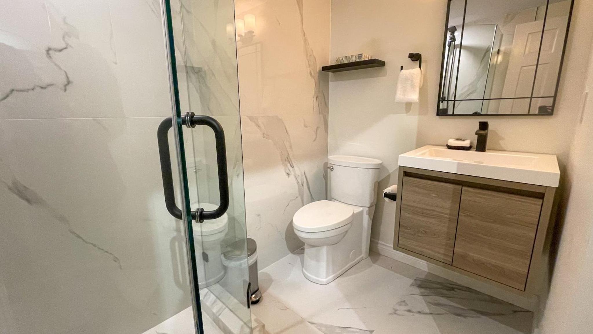 2BR plus Loft, Modern and Spacious, Hot Tub and Sauna, Private Balcony, Fireplace