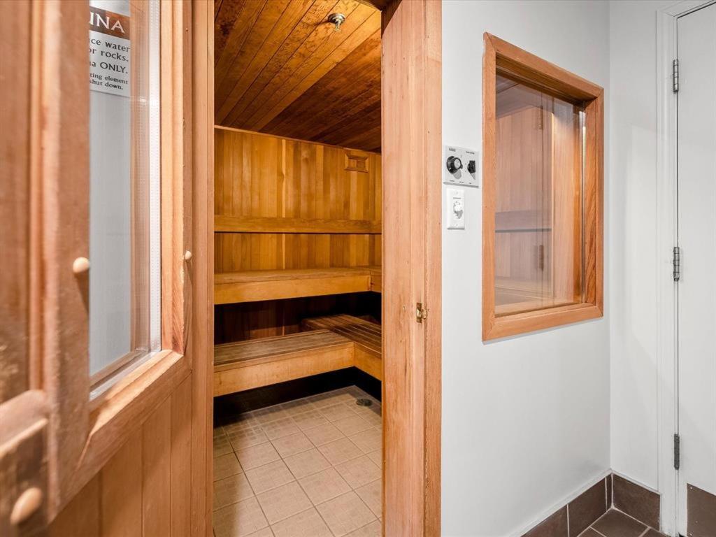 2BR plus Loft, Modern and Spacious, Hot Tub and Sauna, Private Balcony, Fireplace