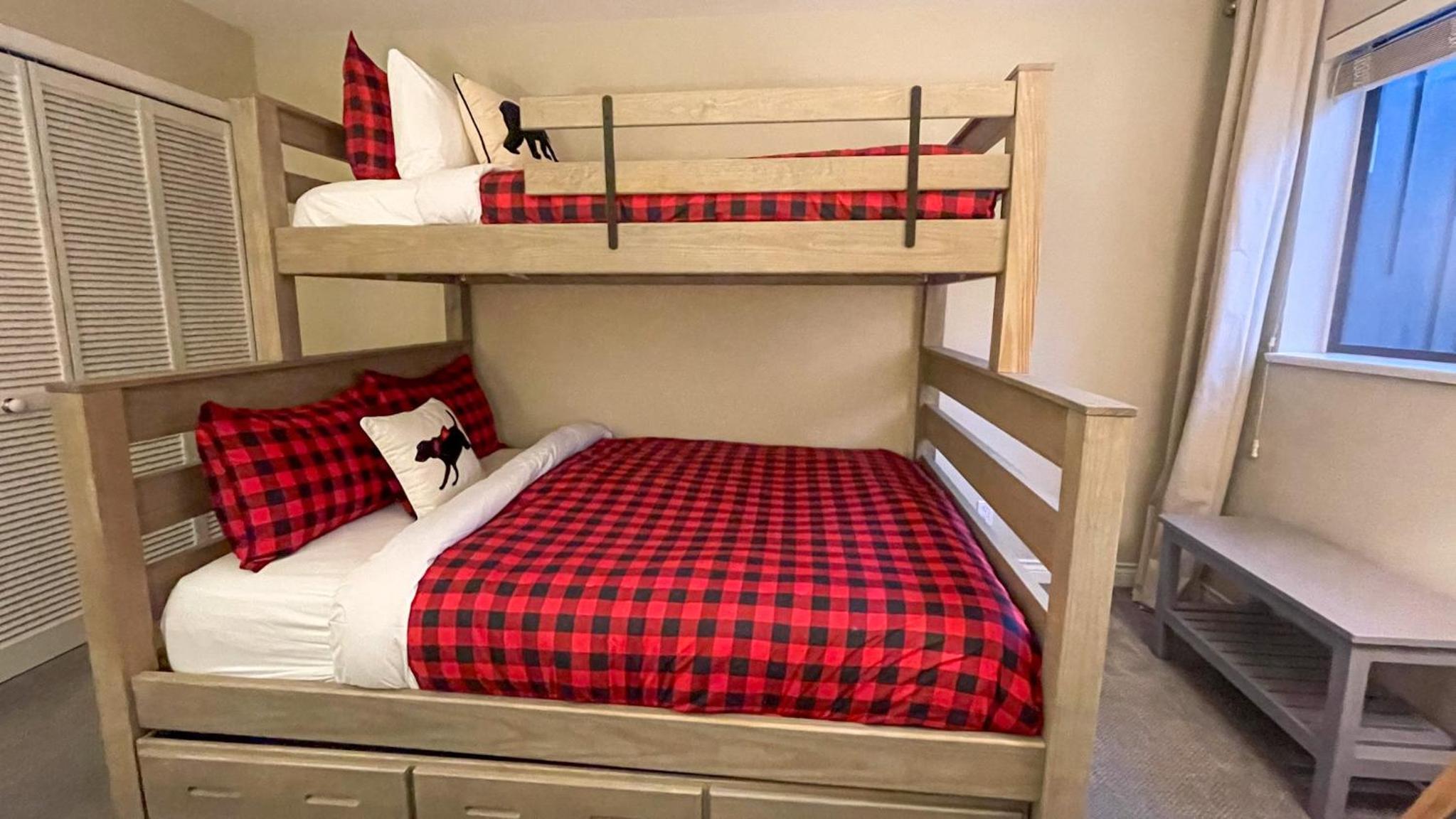 2BR plus Loft, Modern and Spacious, Hot Tub and Sauna, Private Balcony, Fireplace