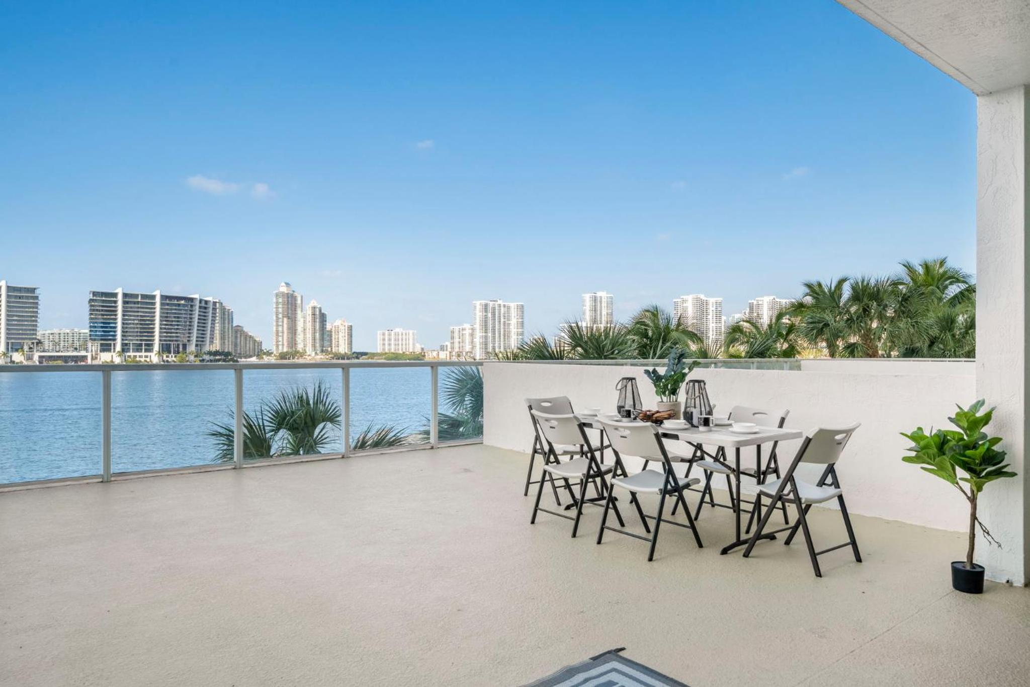Waterfront Luxury 2-Bedroom Condo Sunny Isles Beach