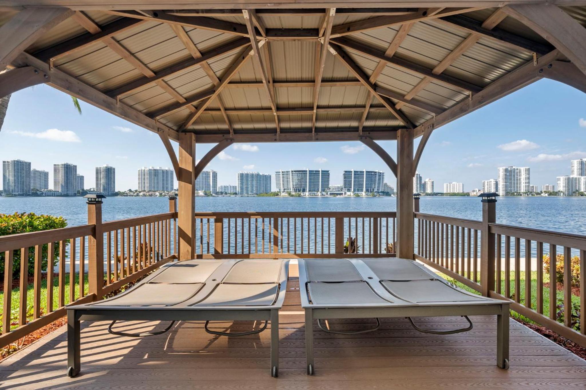 Waterfront Luxury 2-Bedroom Condo Sunny Isles Beach