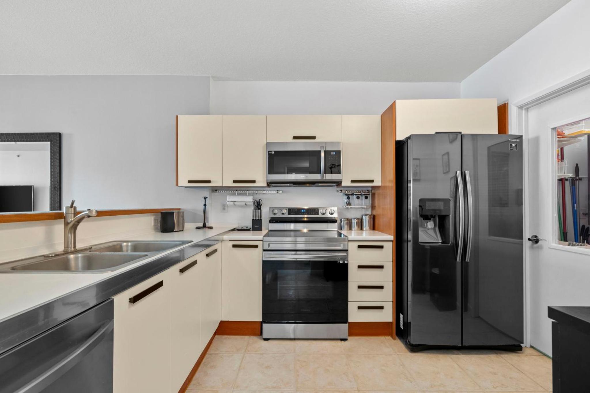 Waterfront Luxury 2-Bedroom Condo Sunny Isles Beach