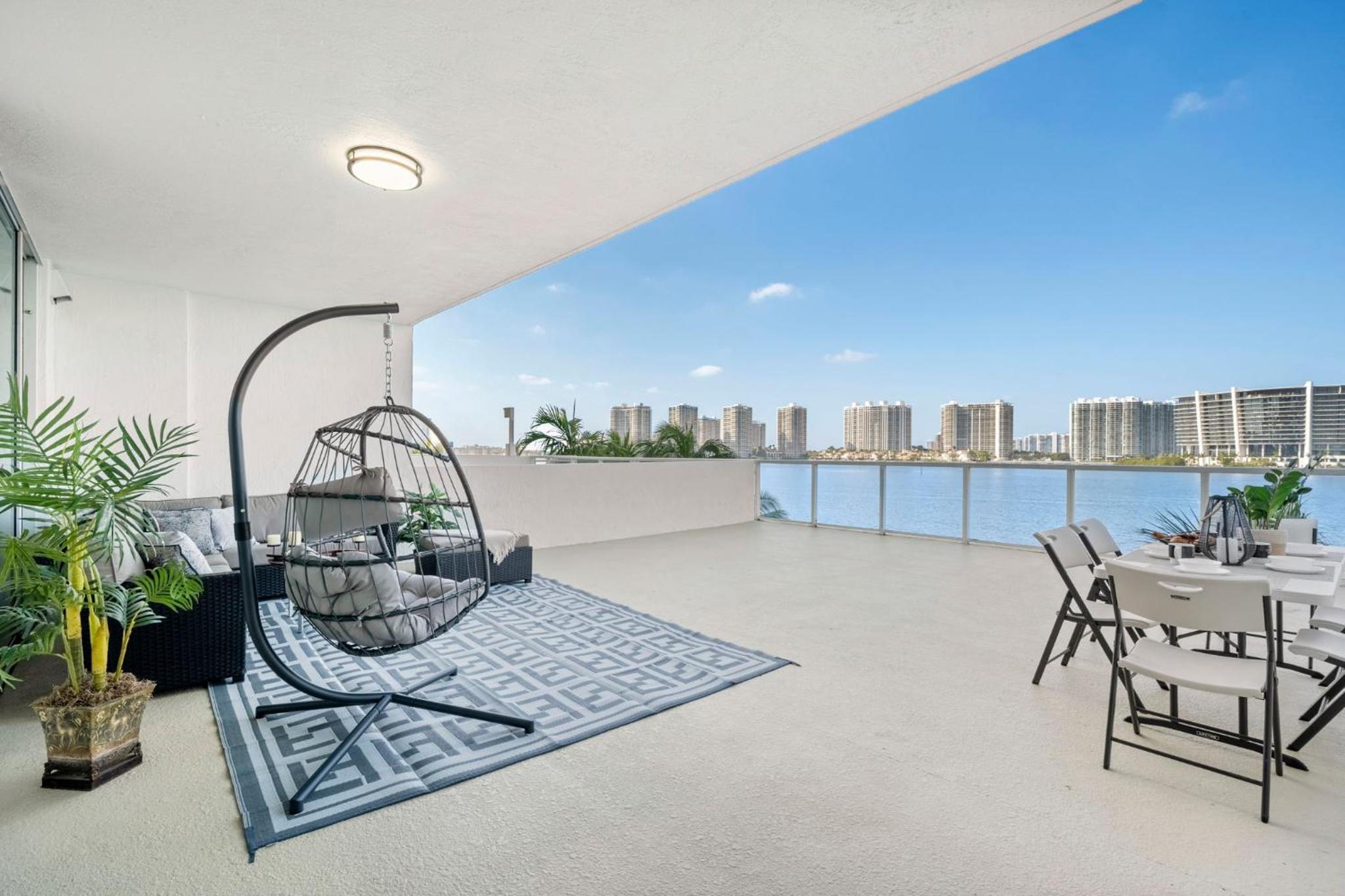 Waterfront Luxury 2-Bedroom Condo Sunny Isles Beach