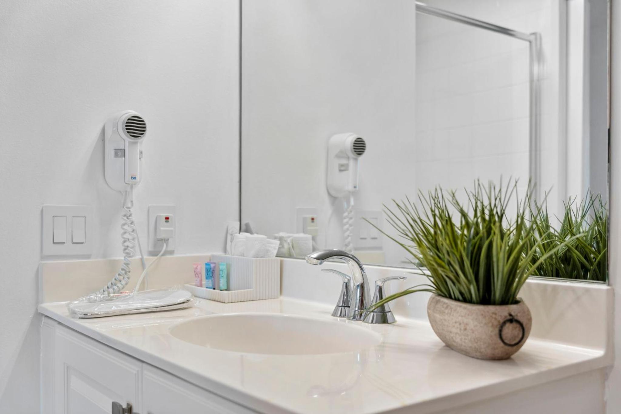 Waterfront Luxury 2-Bedroom Condo Sunny Isles Beach