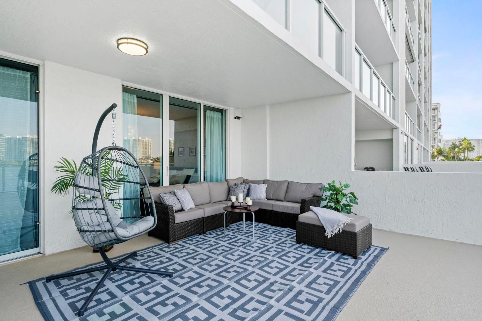 Waterfront Luxury 2-Bedroom Condo Sunny Isles Beach