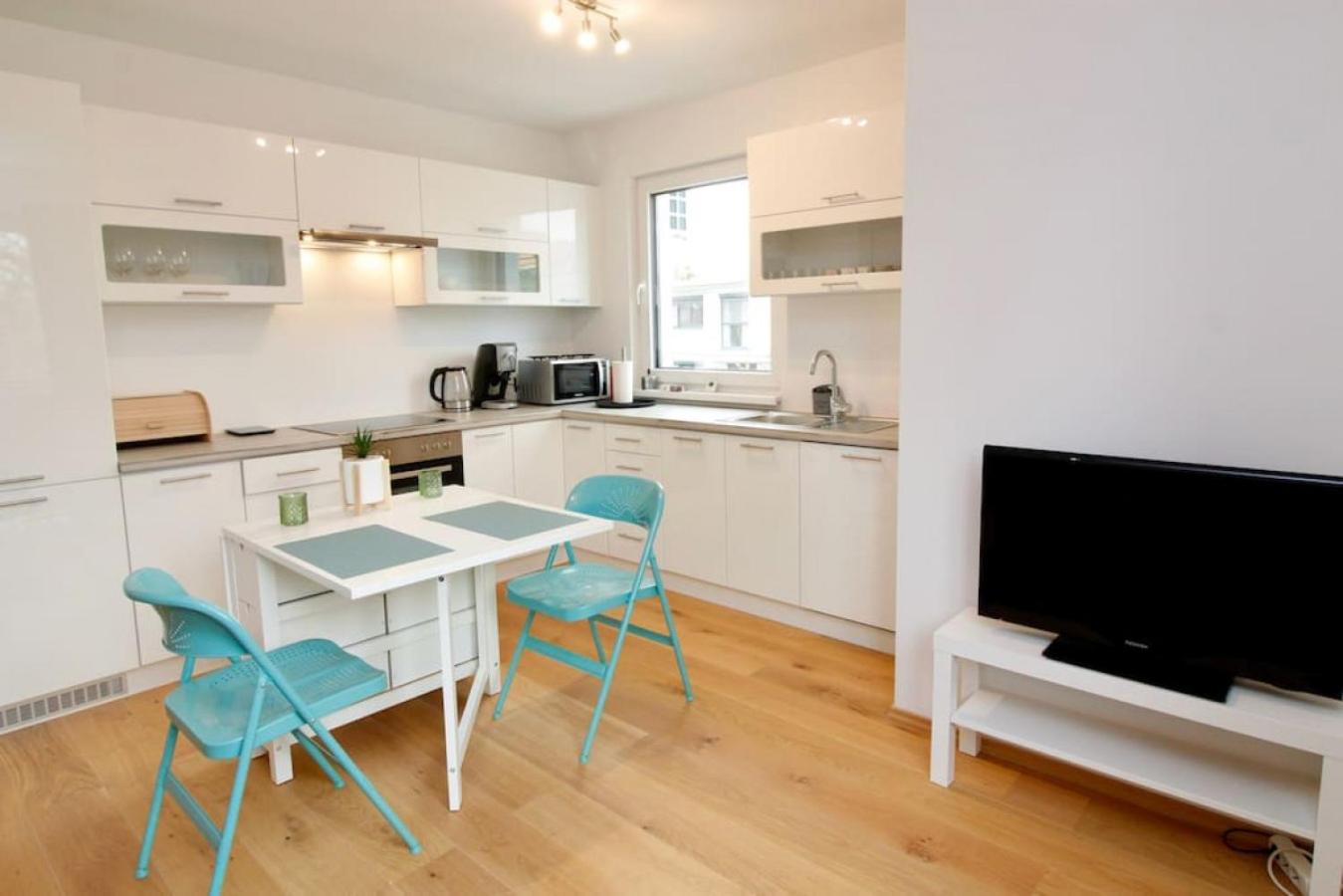 Modern Balcony Apartment with free Parking