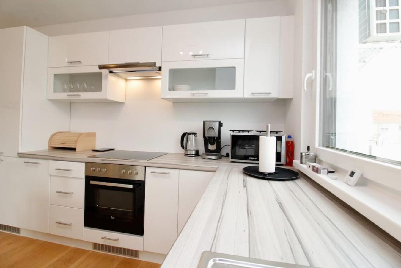 Modern Balcony Apartment with free Parking