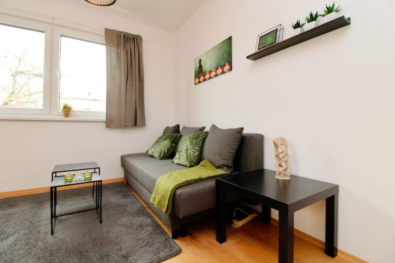 Modern Balcony Apartment with free Parking