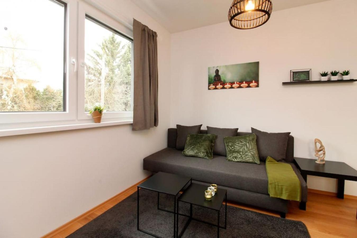 Modern Balcony Apartment with free Parking