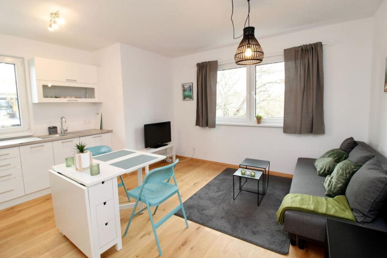 Modern Balcony Apartment with free Parking