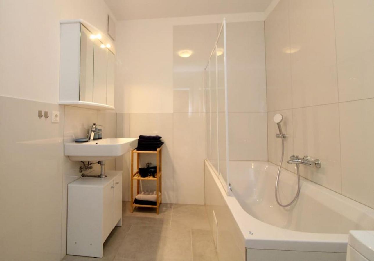 Modern Balcony Apartment with free Parking
