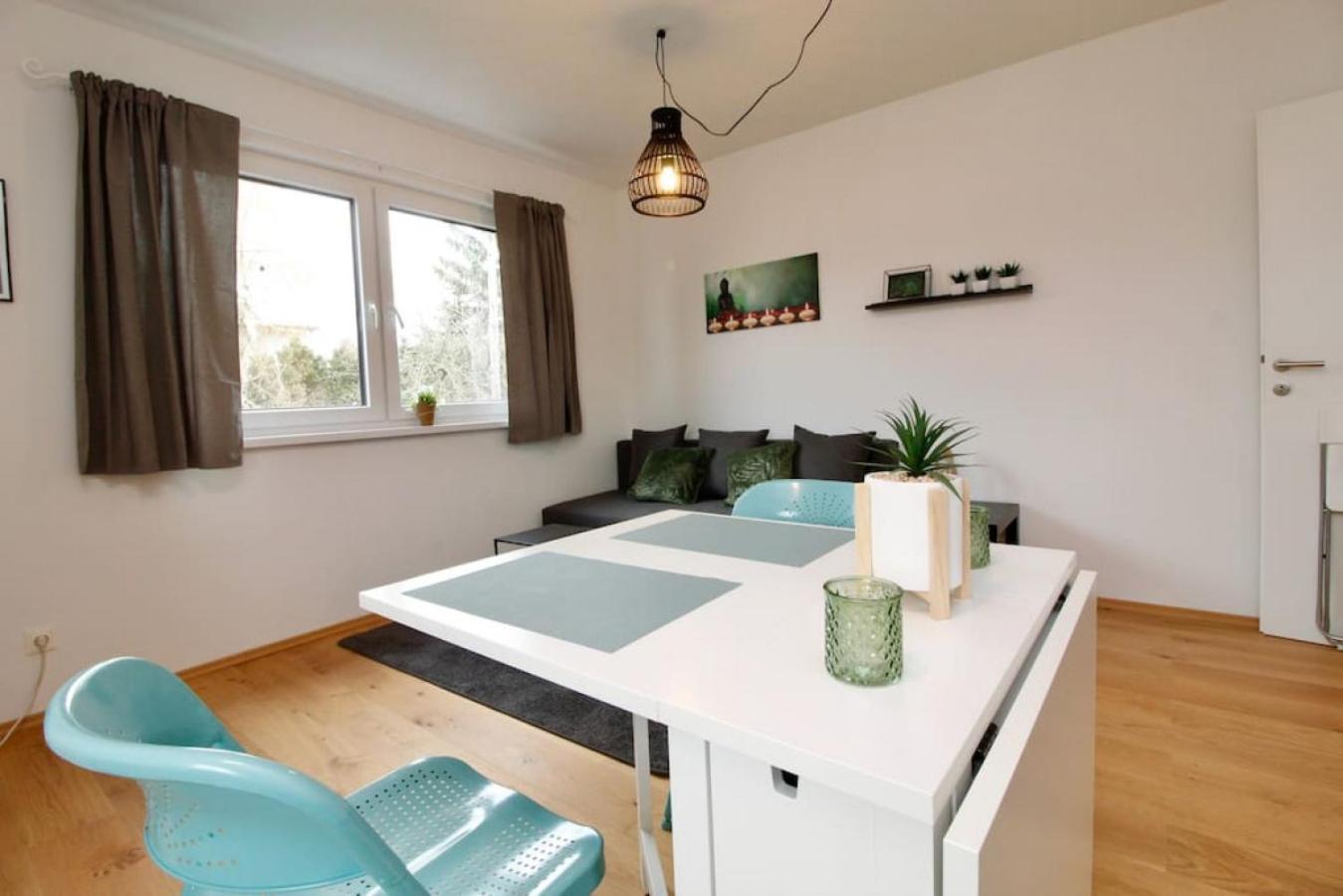 Modern Balcony Apartment with free Parking