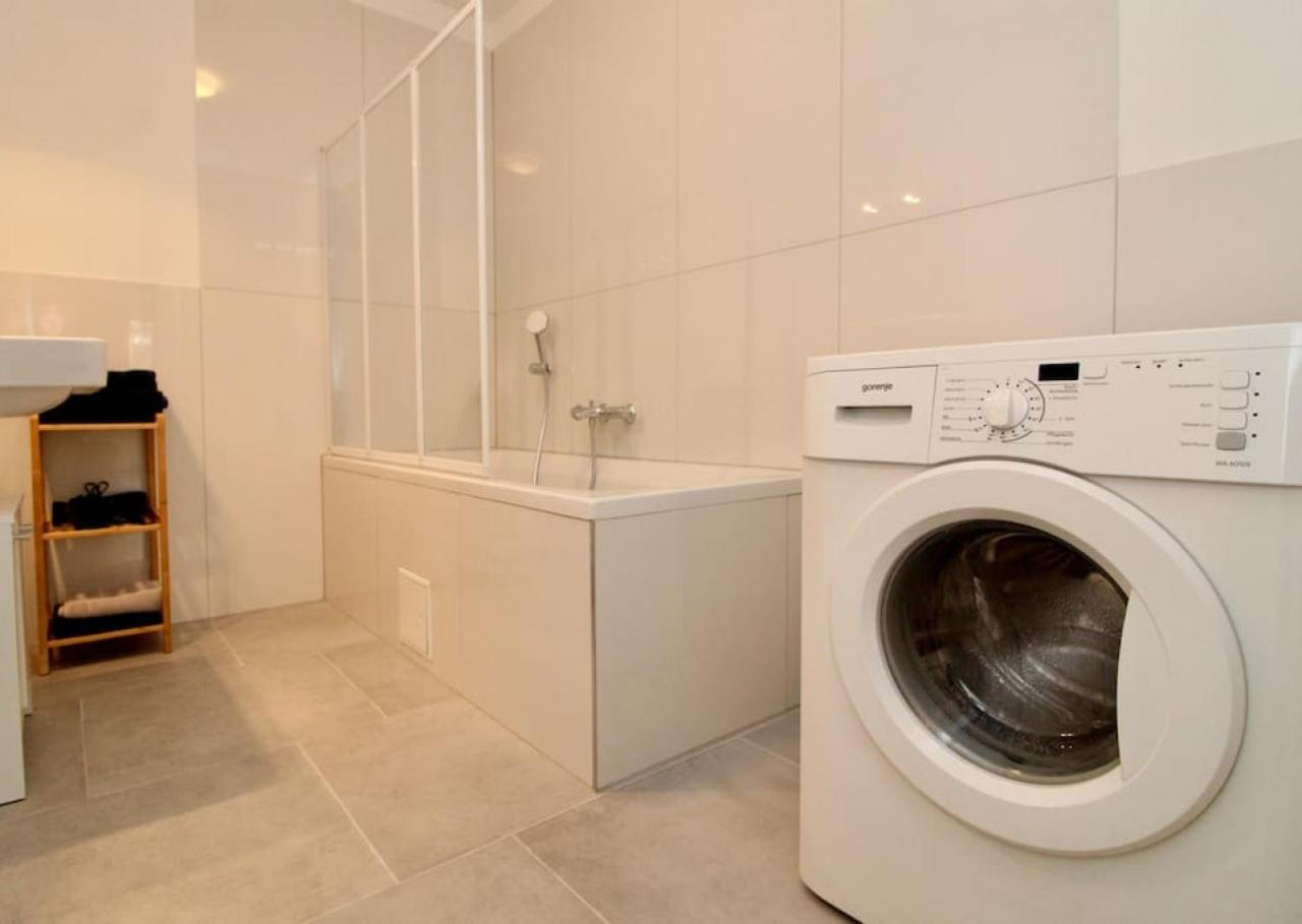 Modern Balcony Apartment with free Parking