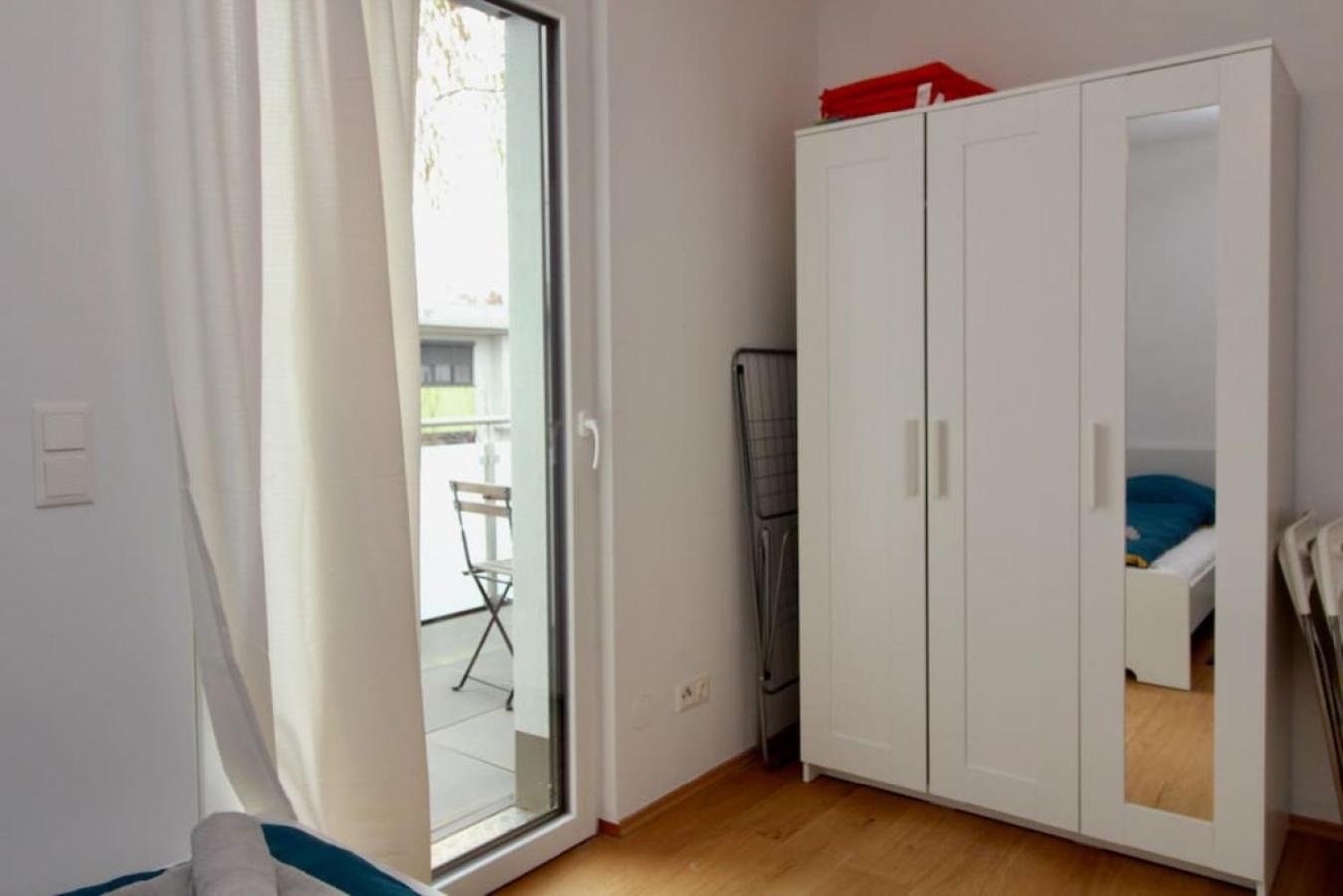 Modern Balcony Apartment with free Parking