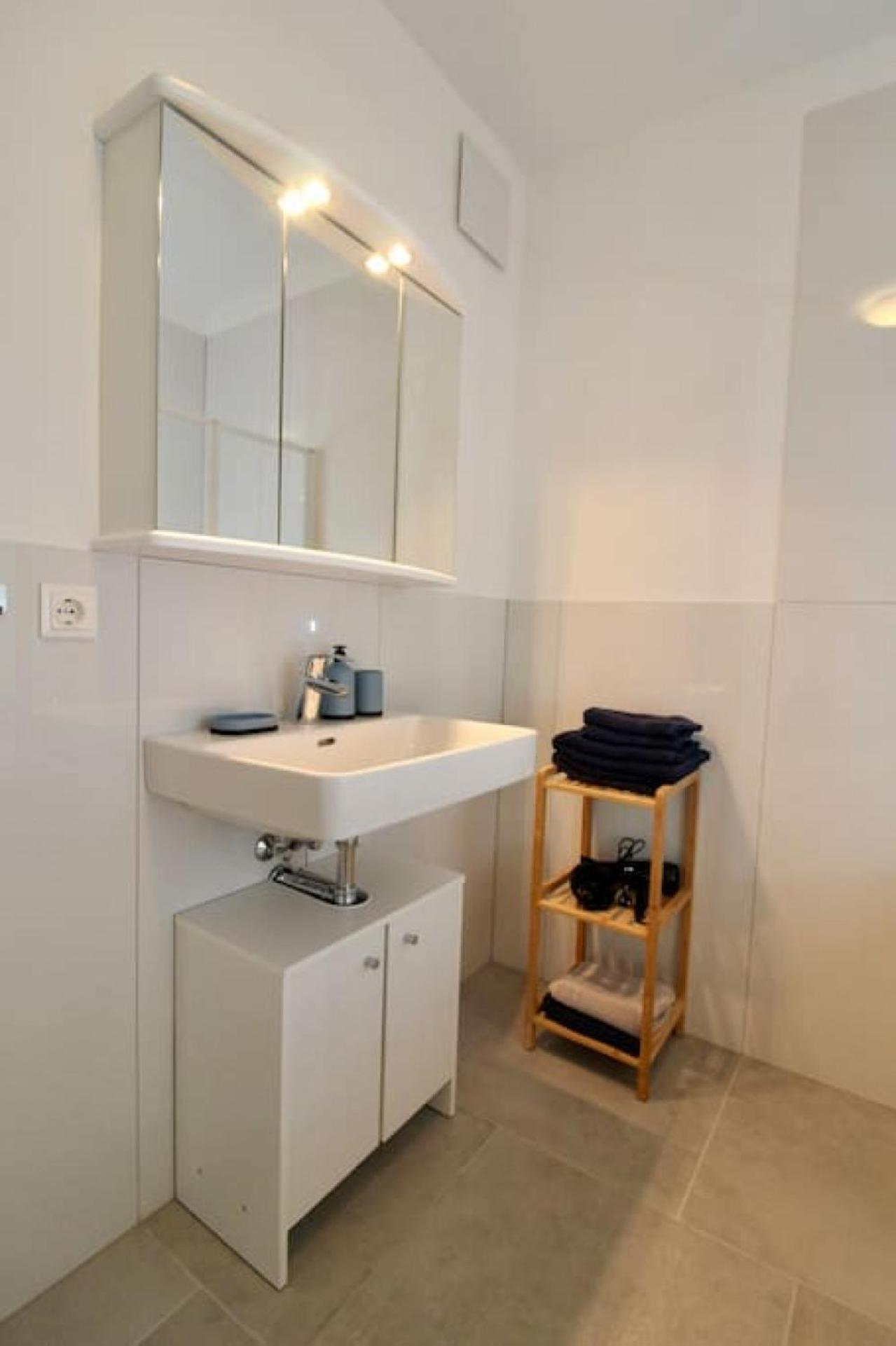 Modern Balcony Apartment with free Parking