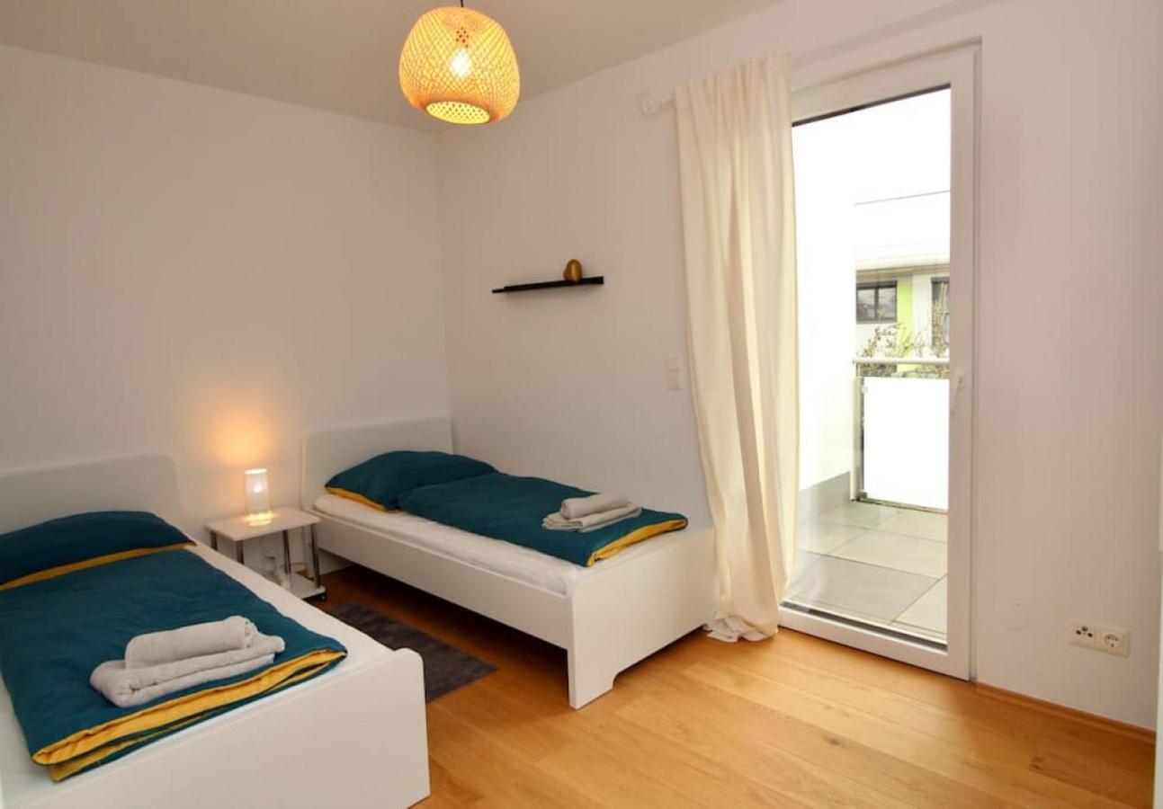 Modern Balcony Apartment with free Parking