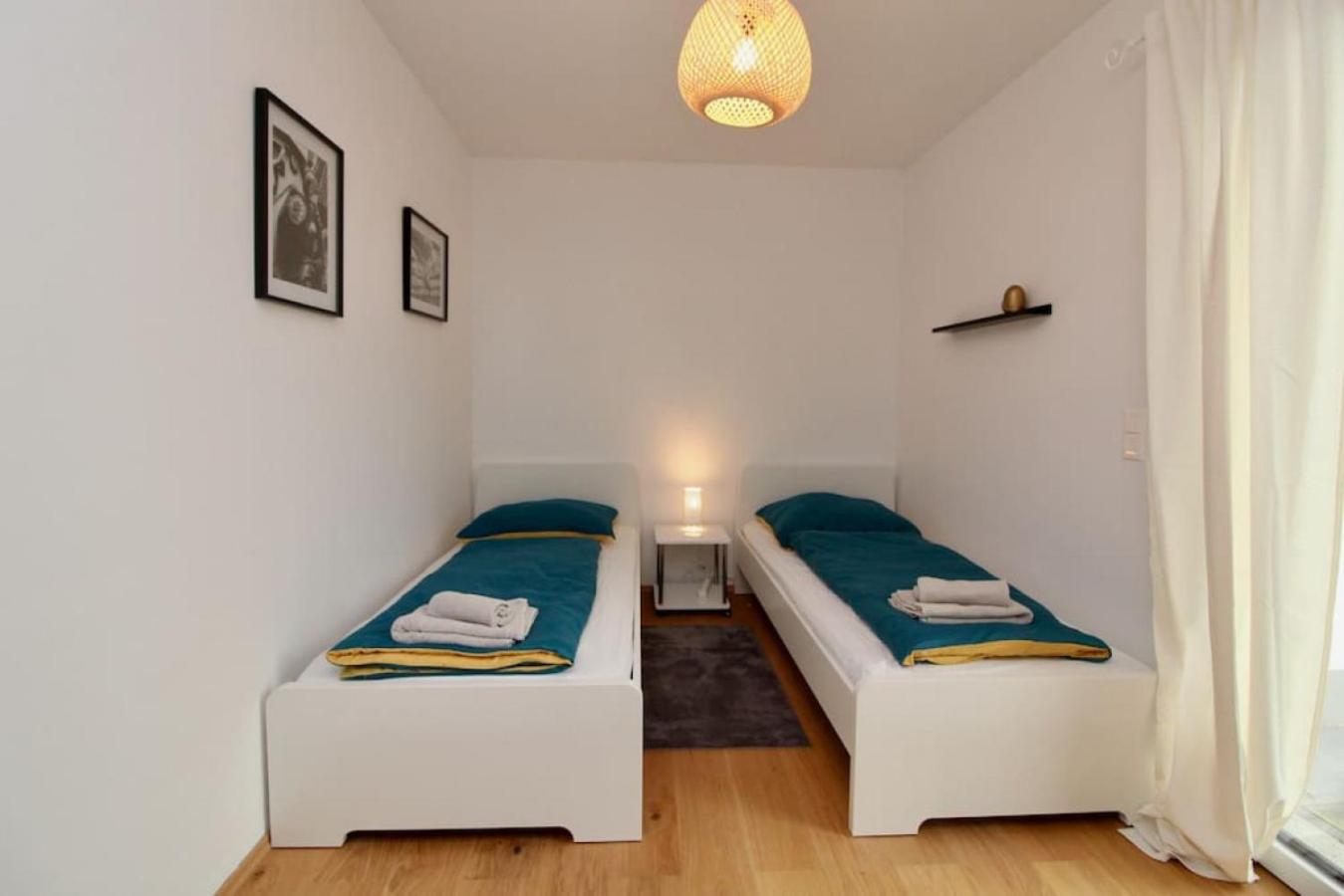 Modern Balcony Apartment with free Parking