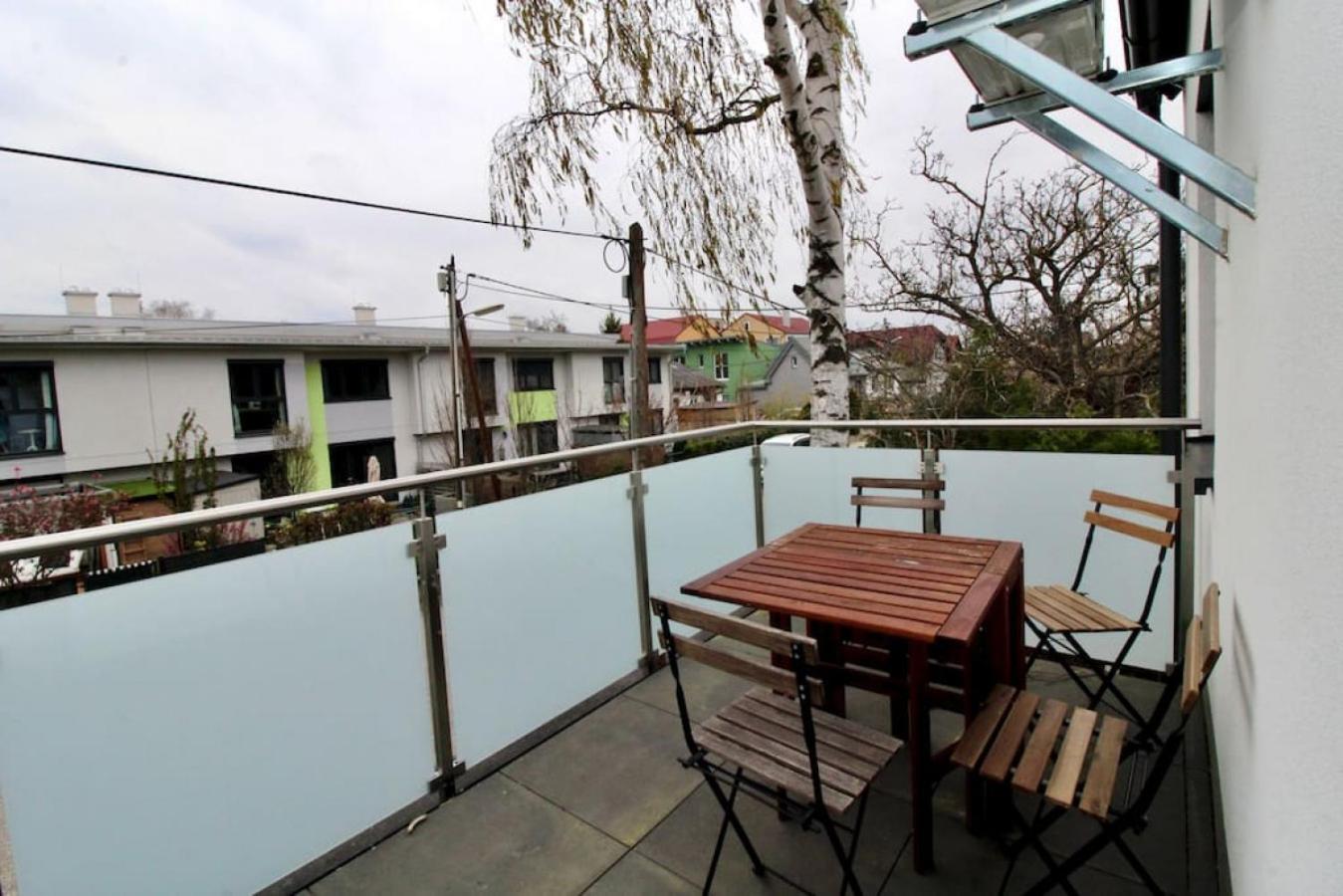 Modern Balcony Apartment with free Parking
