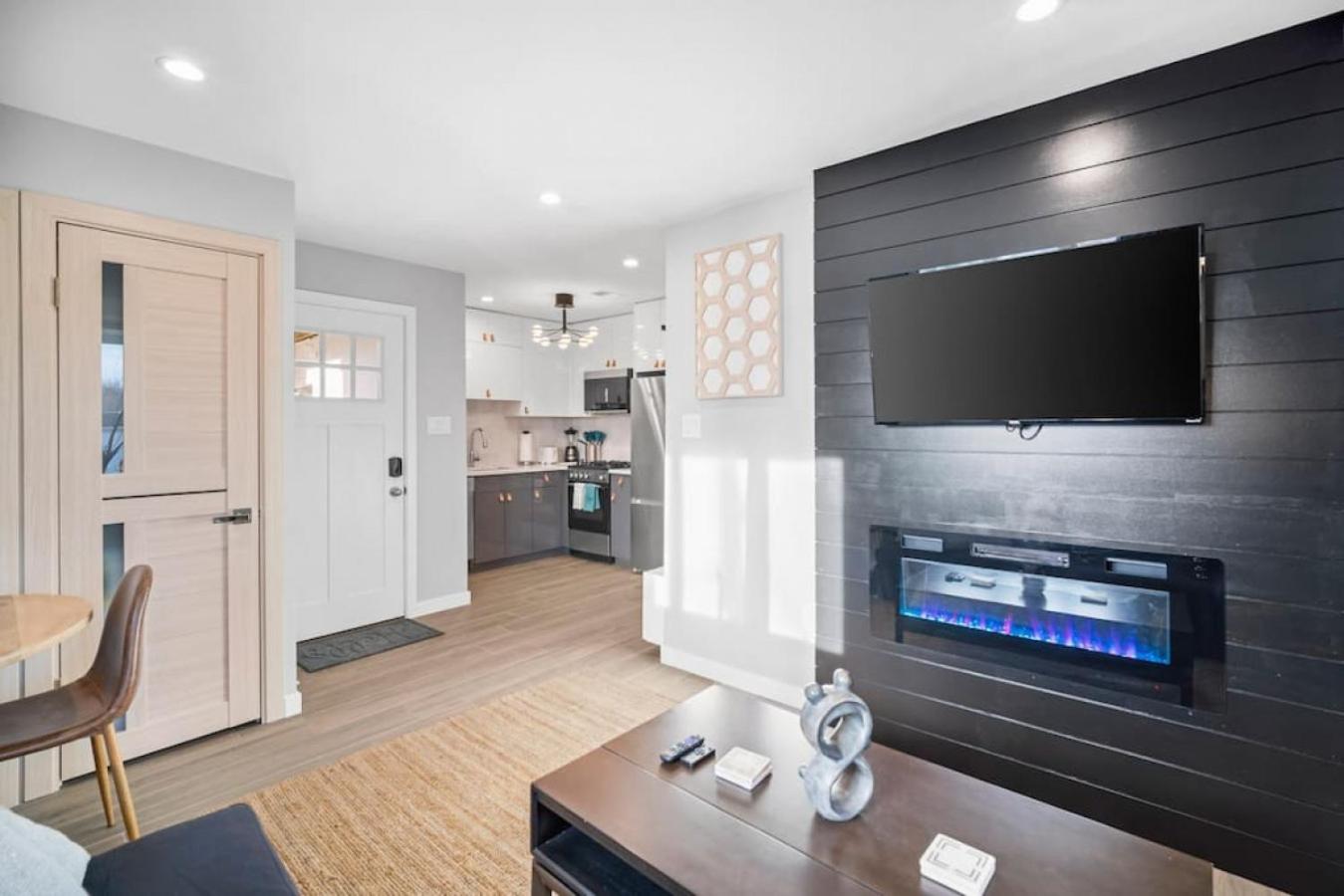 2 Blocks to Beach & 1 Block to Bay Retreat w Parking U2 photo 2