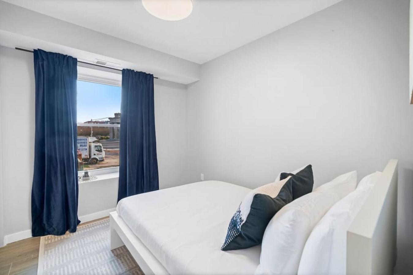 2 Blocks to Beach & 1 Block to Bay Retreat w Parking U2 photo 3