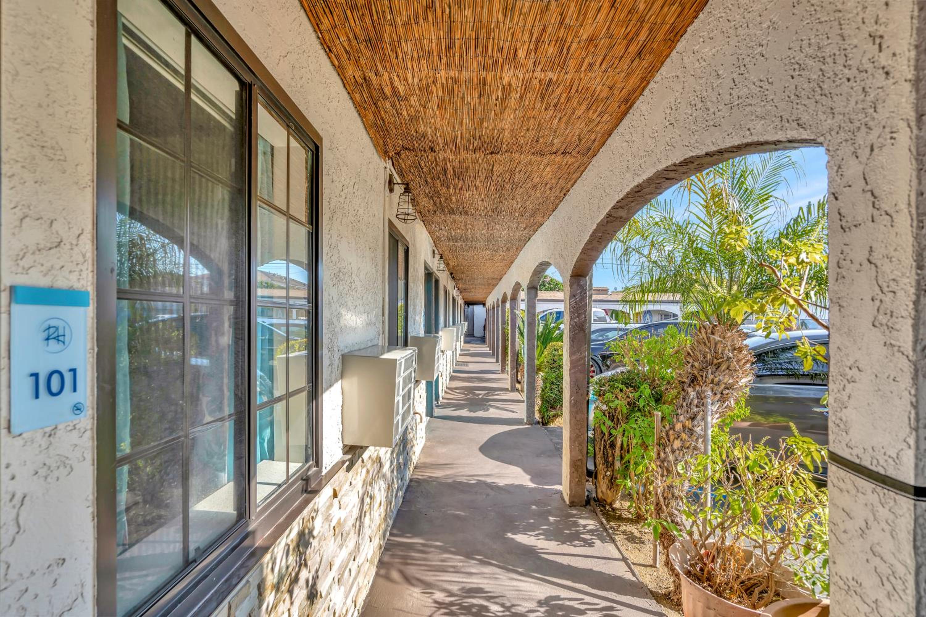 Royal Hawaiian Inn - Mid City, Los Angeles