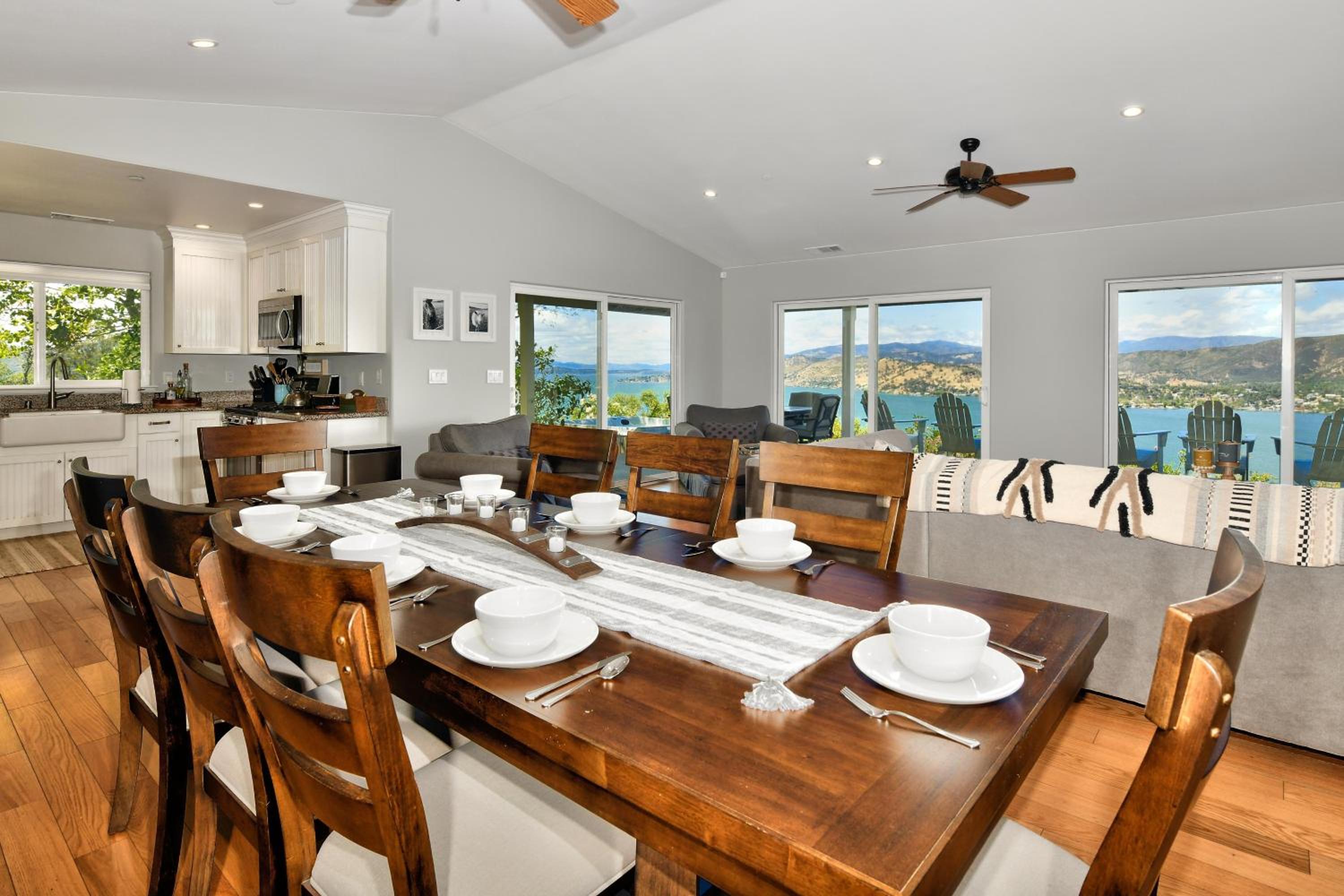 Vineyard Setting With 180 Panoramic Lake Views view 2