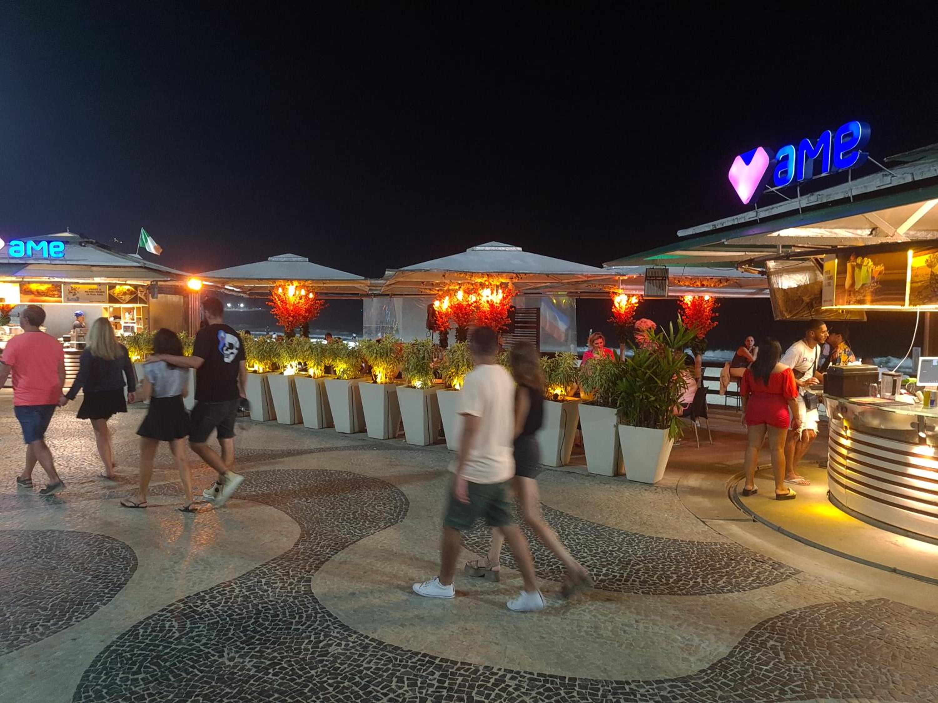 Pé na Areia na Quadra Praia Copacabana melhor localização Rio WiFi 600Mb