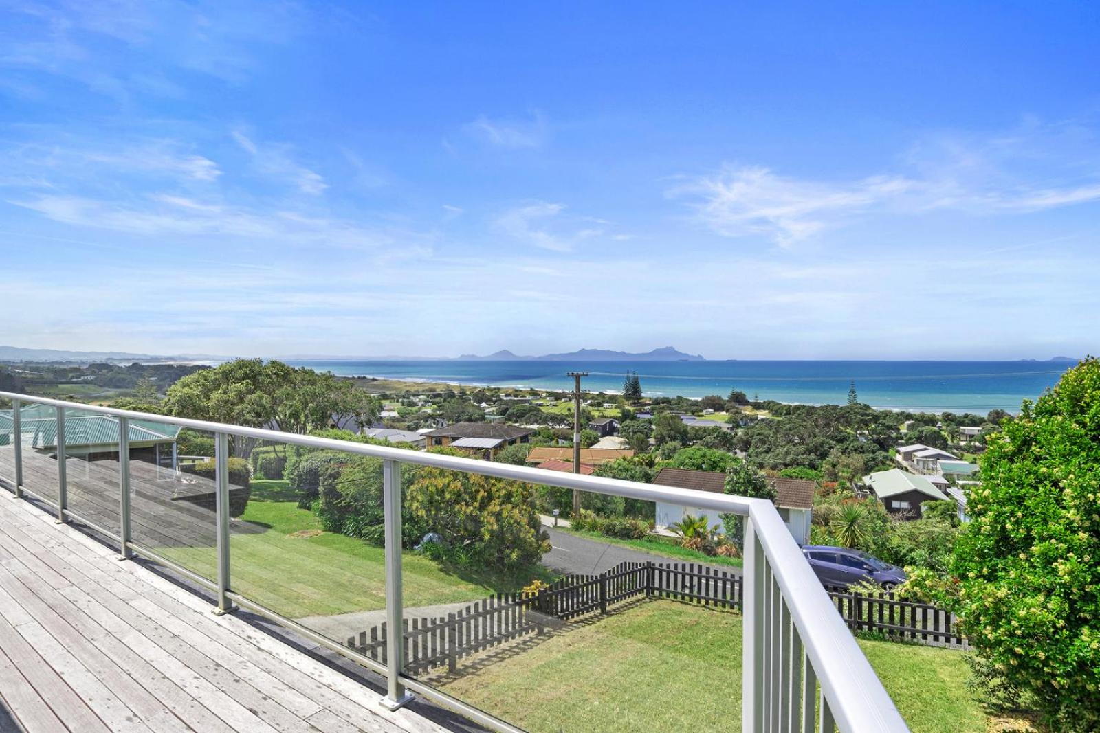 Surfers Lookout - Waipu Cove Holiday Home