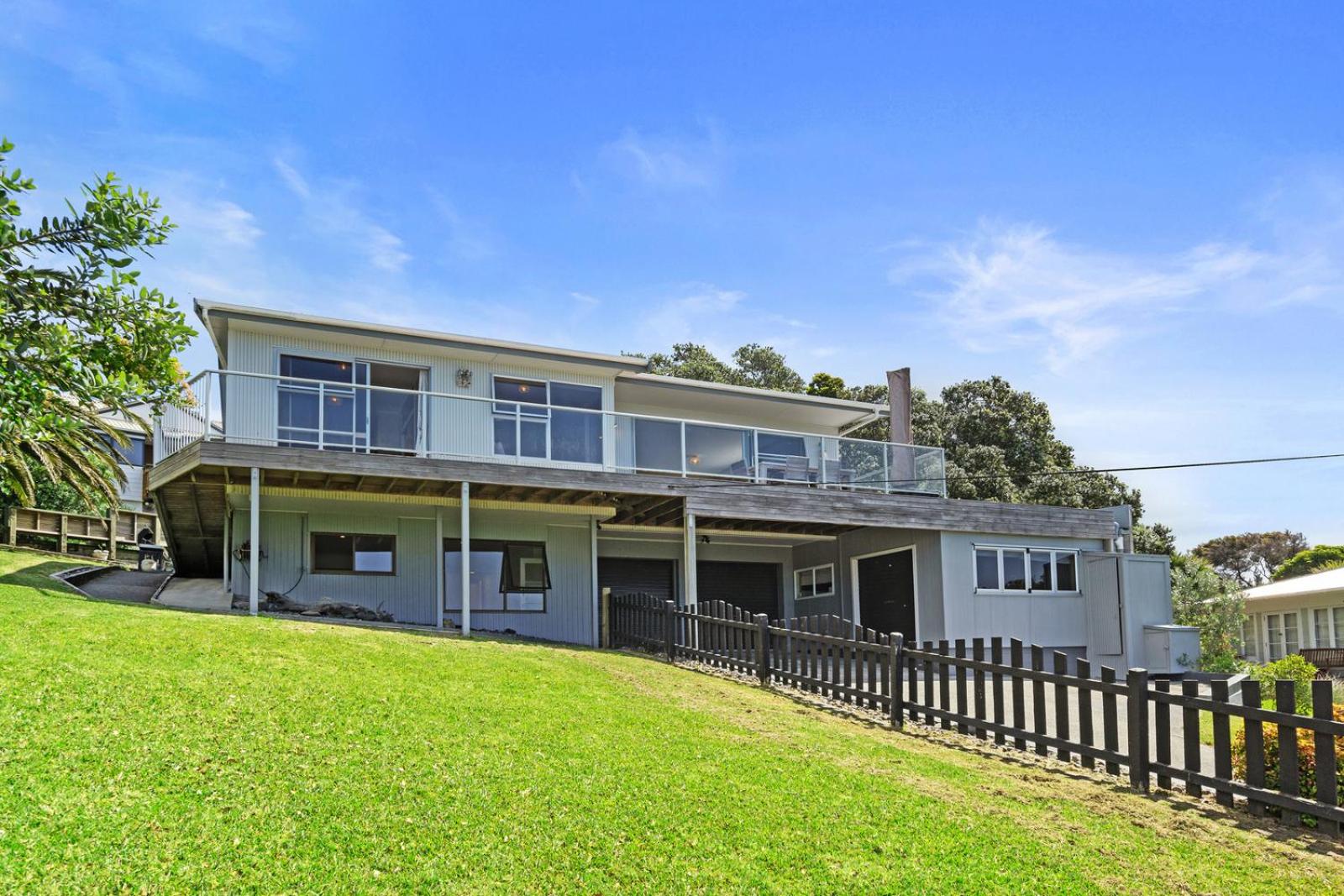 Surfers Lookout - Waipu Cove Holiday Home