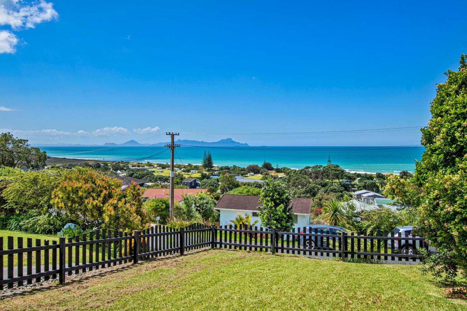 Surfers Lookout - Waipu Cove Holiday Home