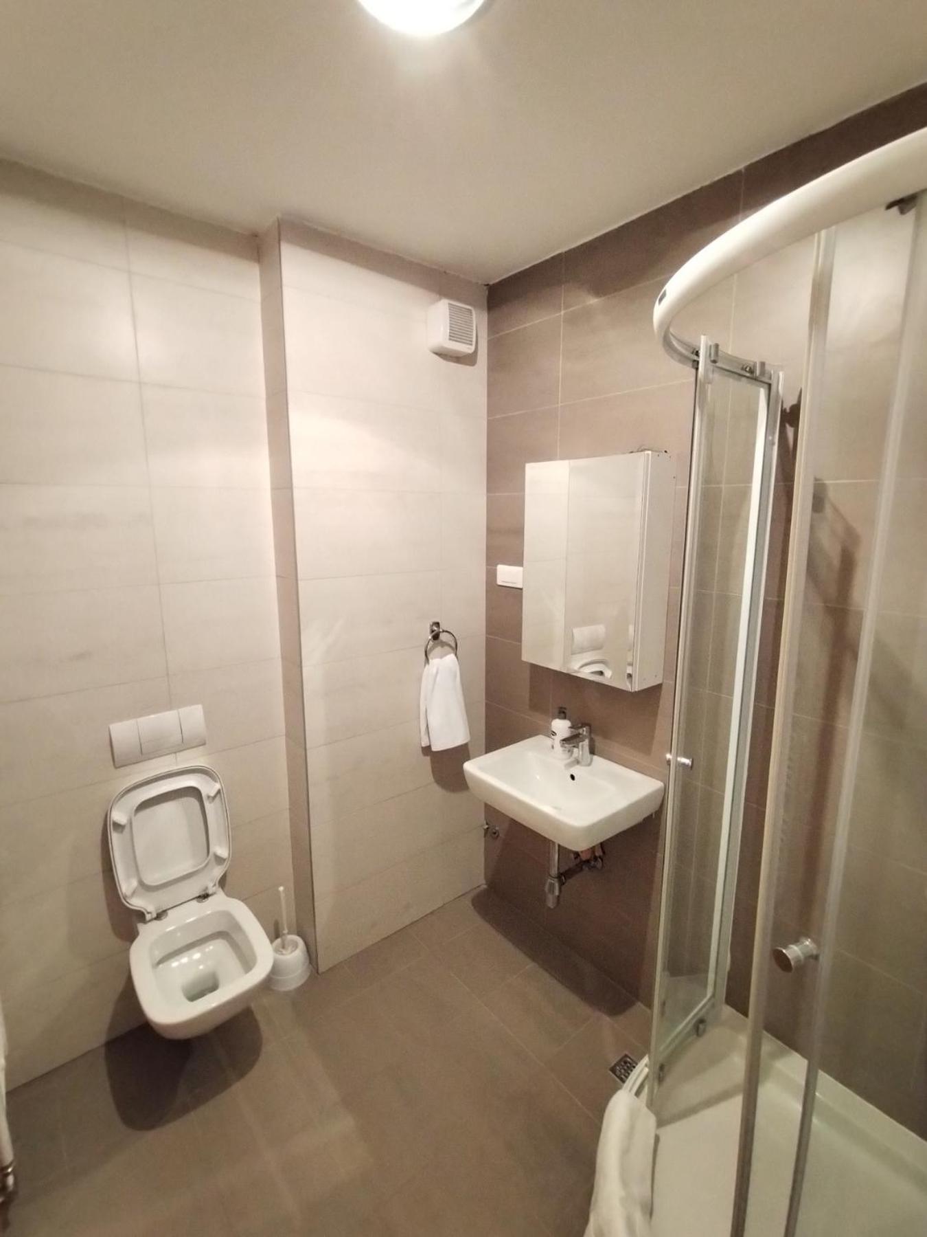 Aparthotel Vucko, depandans, U452 sa pogledom na stazu - private host