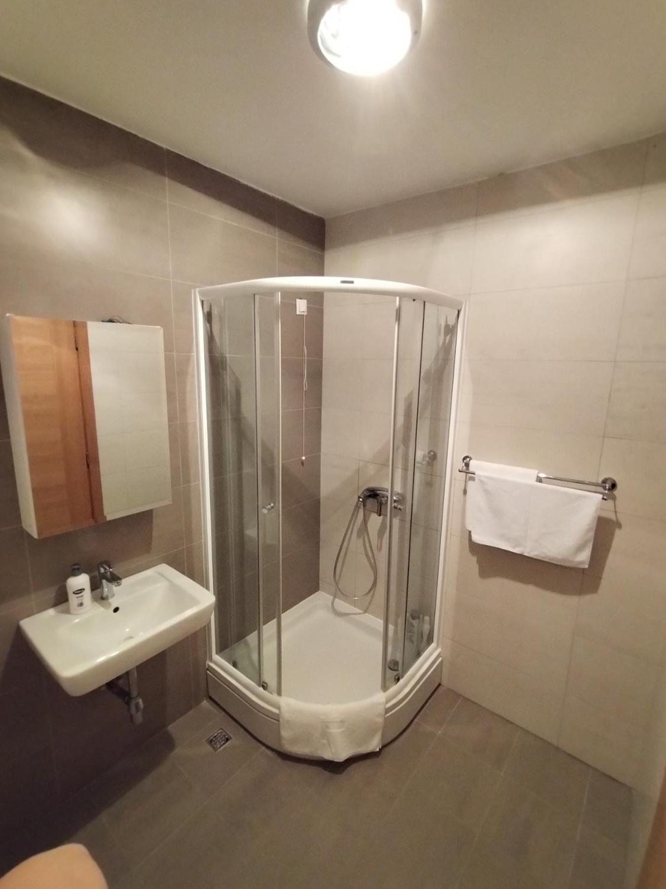 Aparthotel Vucko, depandans, U452 sa pogledom na stazu - private host