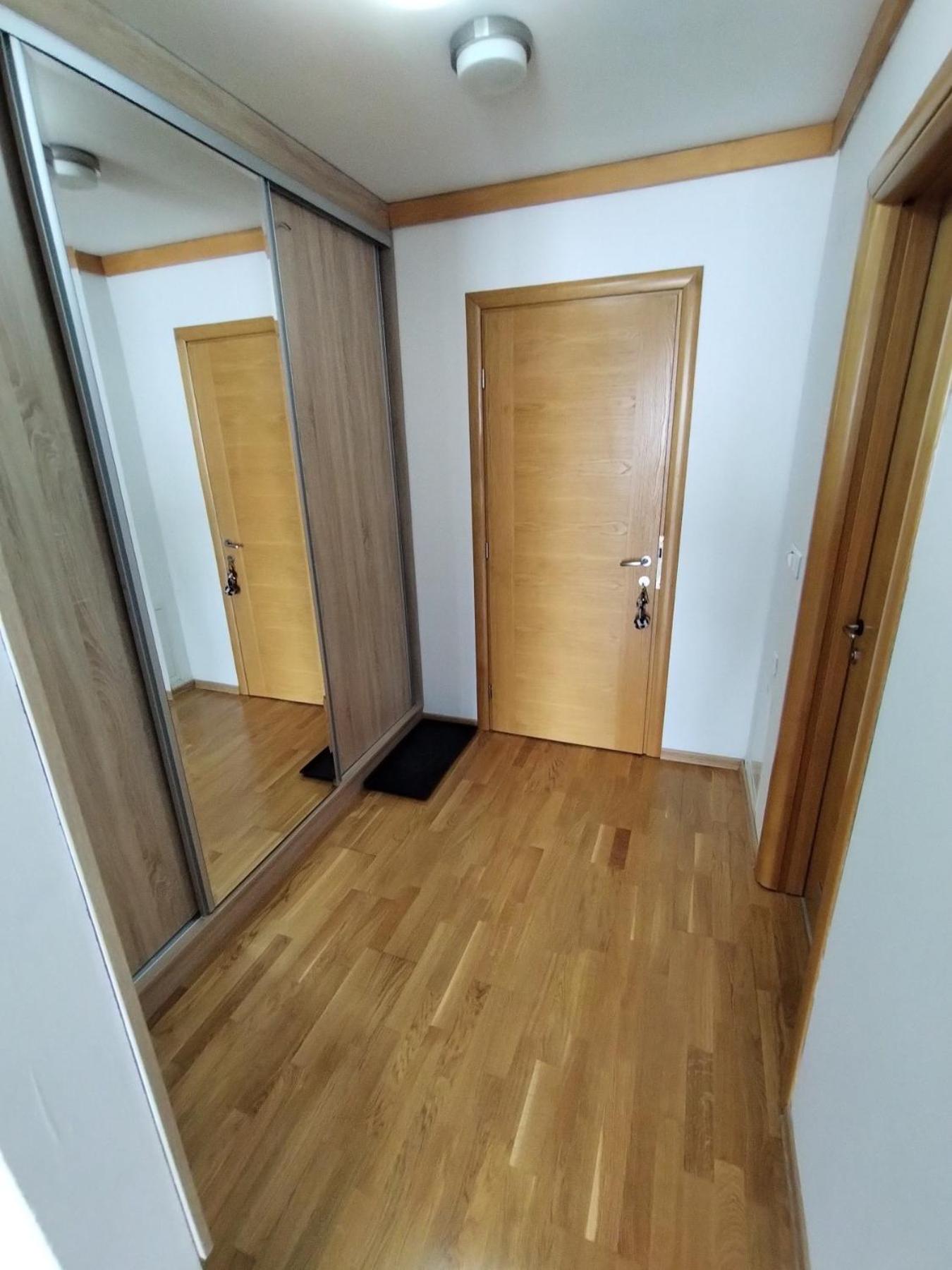 Aparthotel Vucko, depandans, U452 sa pogledom na stazu - private host