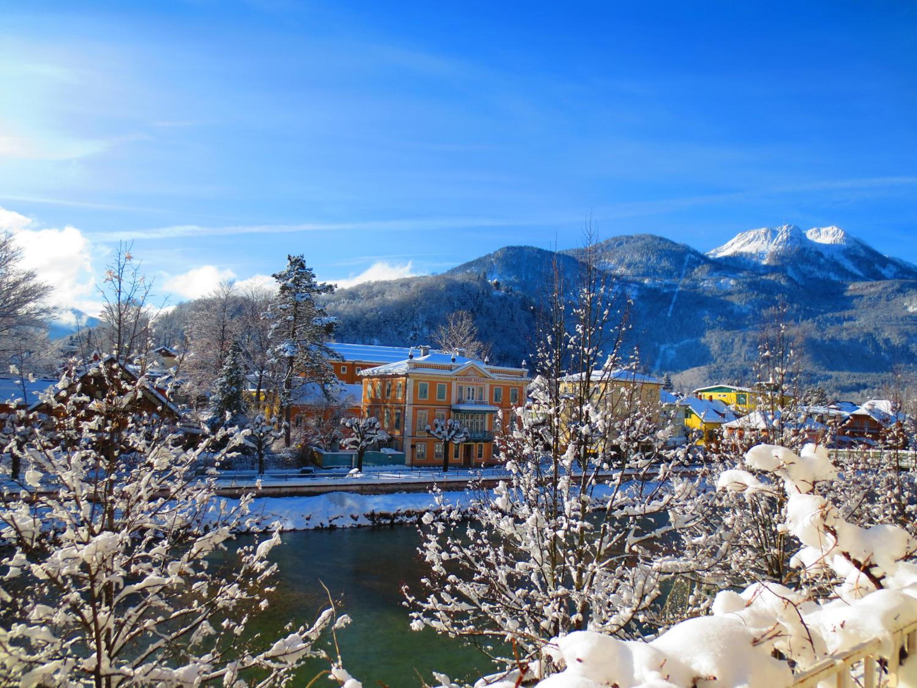 WOLKE, Apartment mit Balkon am Fluss, Zentrum, Parkplatz